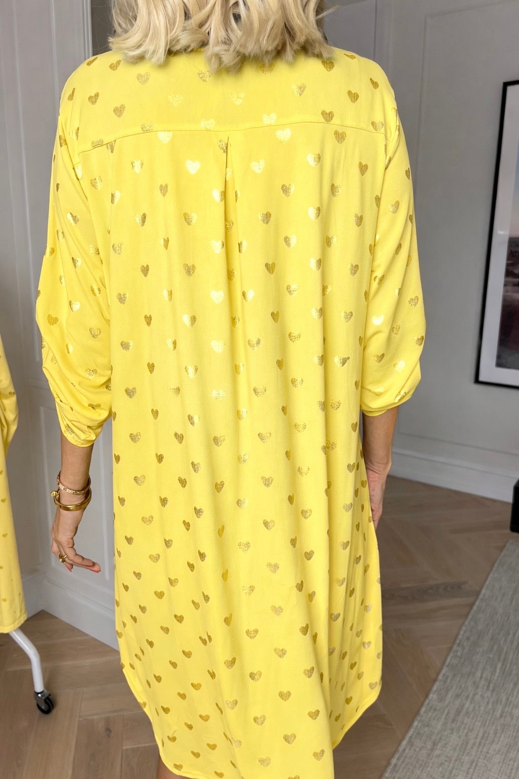 Ebba Gold Heart - Resårklänning med guldfärgade hjärtdetaljer
