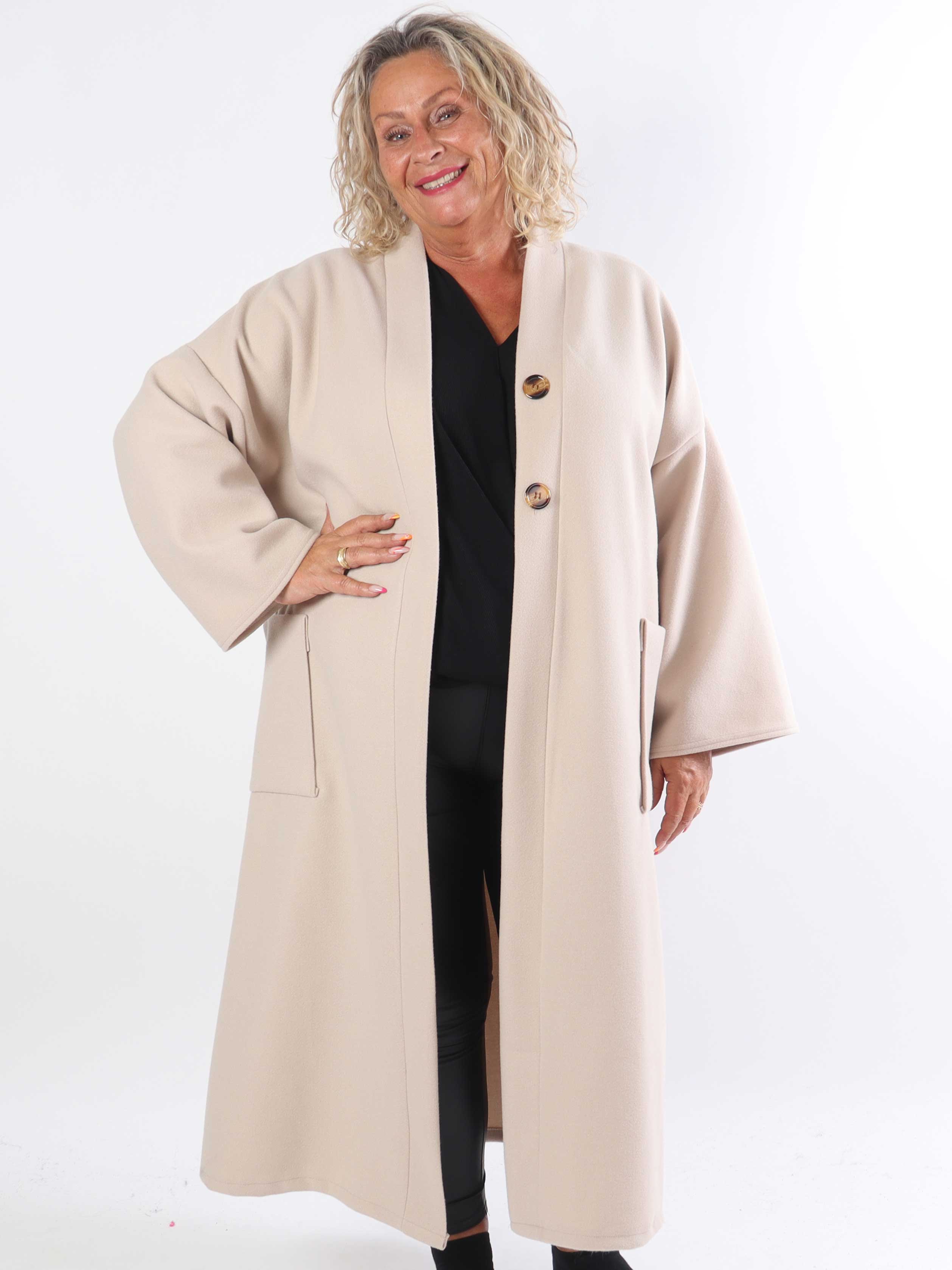 Abbelin - Lång plus size-kappa med dekorativa knappar