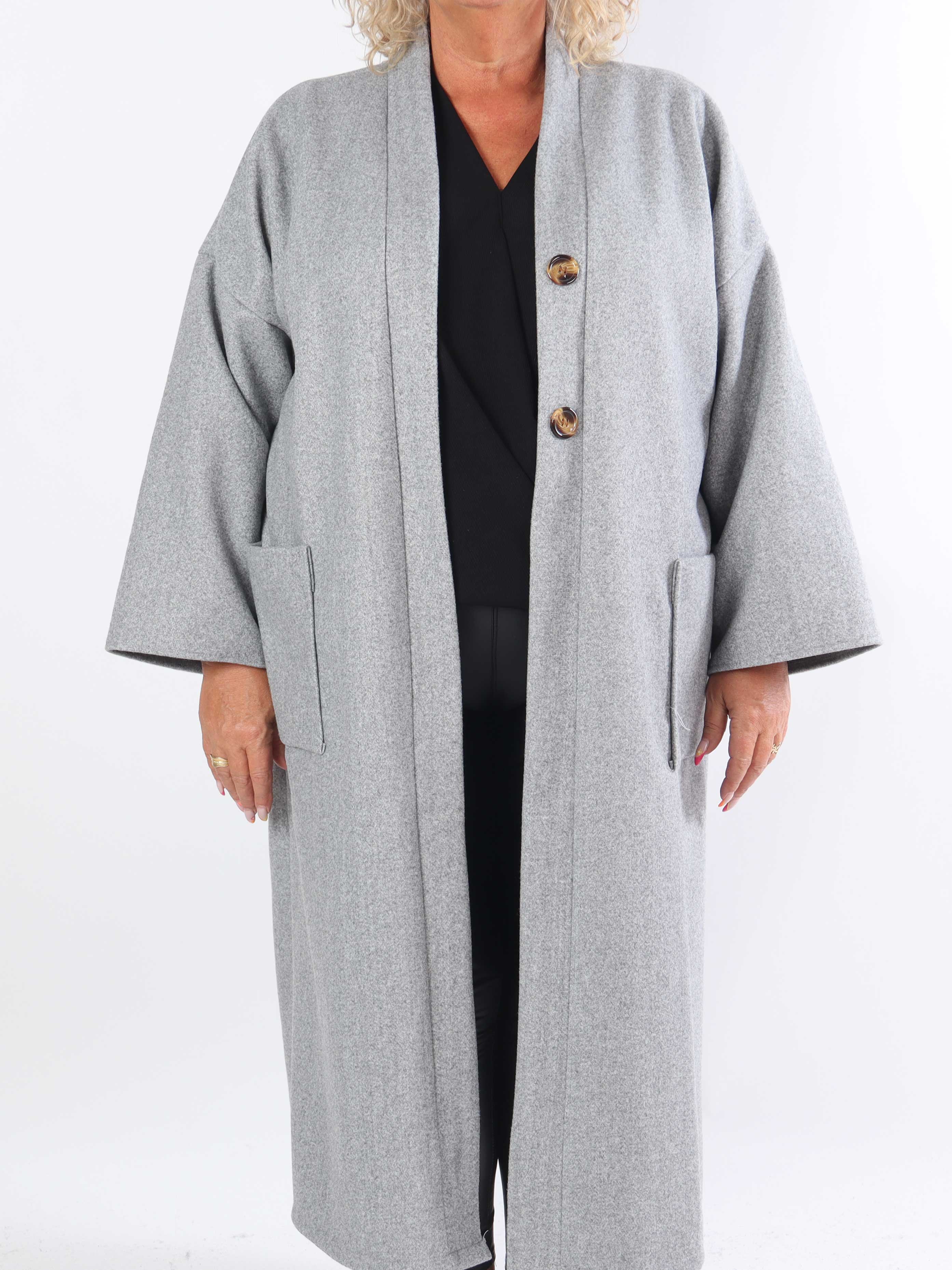 Abbelin - Lång plus size-kappa med dekorativa knappar