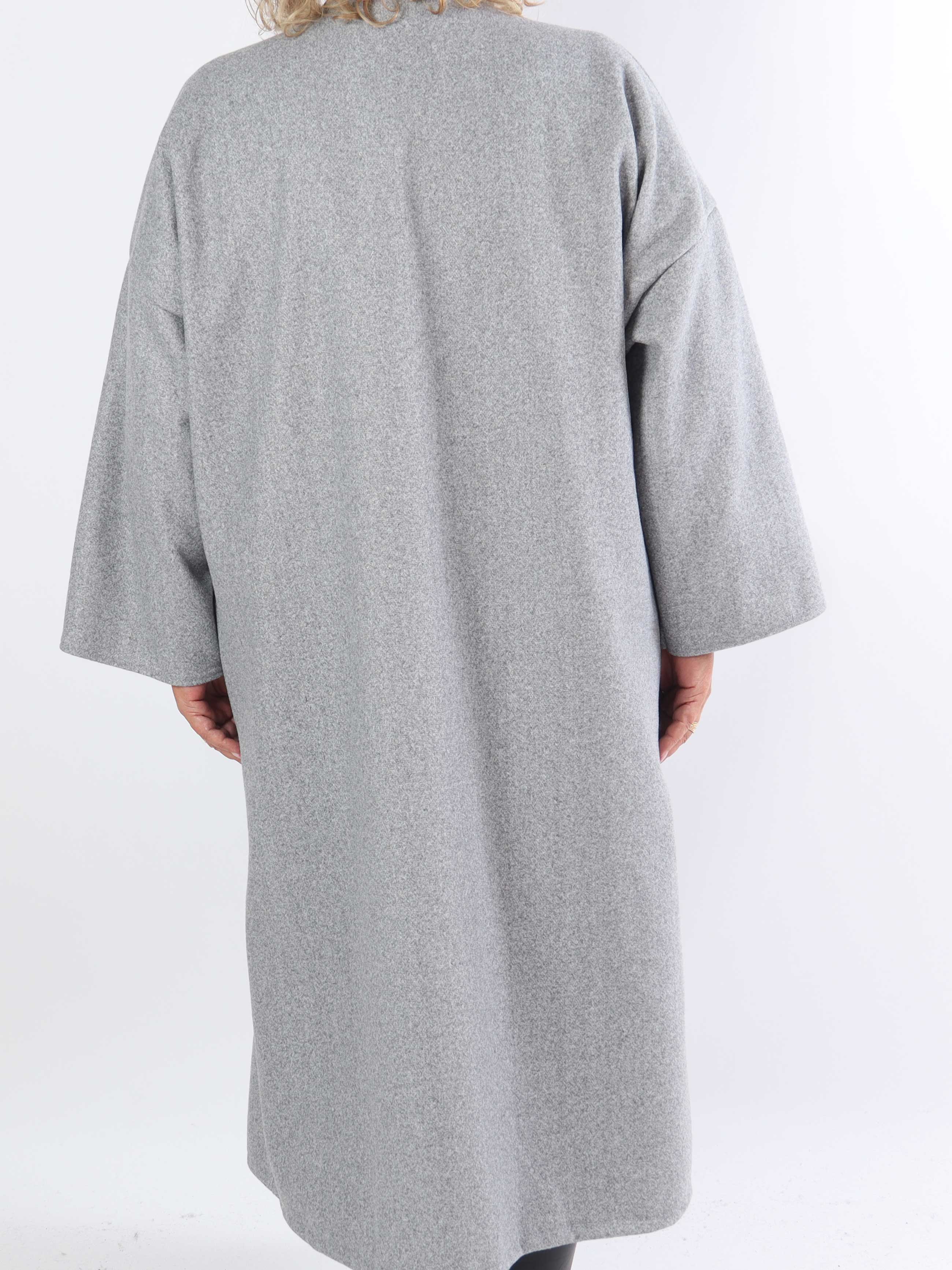 Abbelin - Lång plus size-kappa med dekorativa knappar