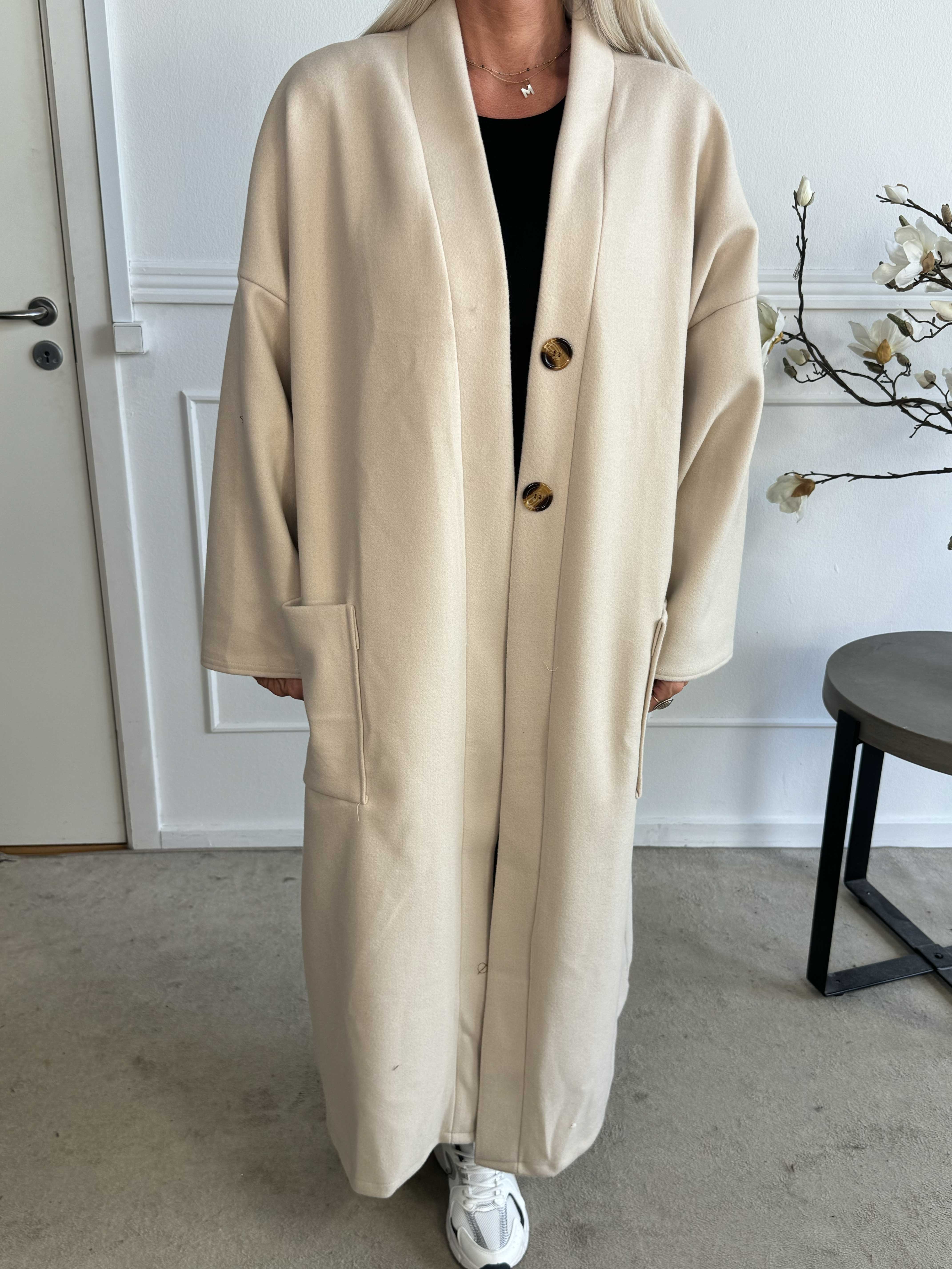 Abbelin - Lång oversized kappa med dekorativa knappar