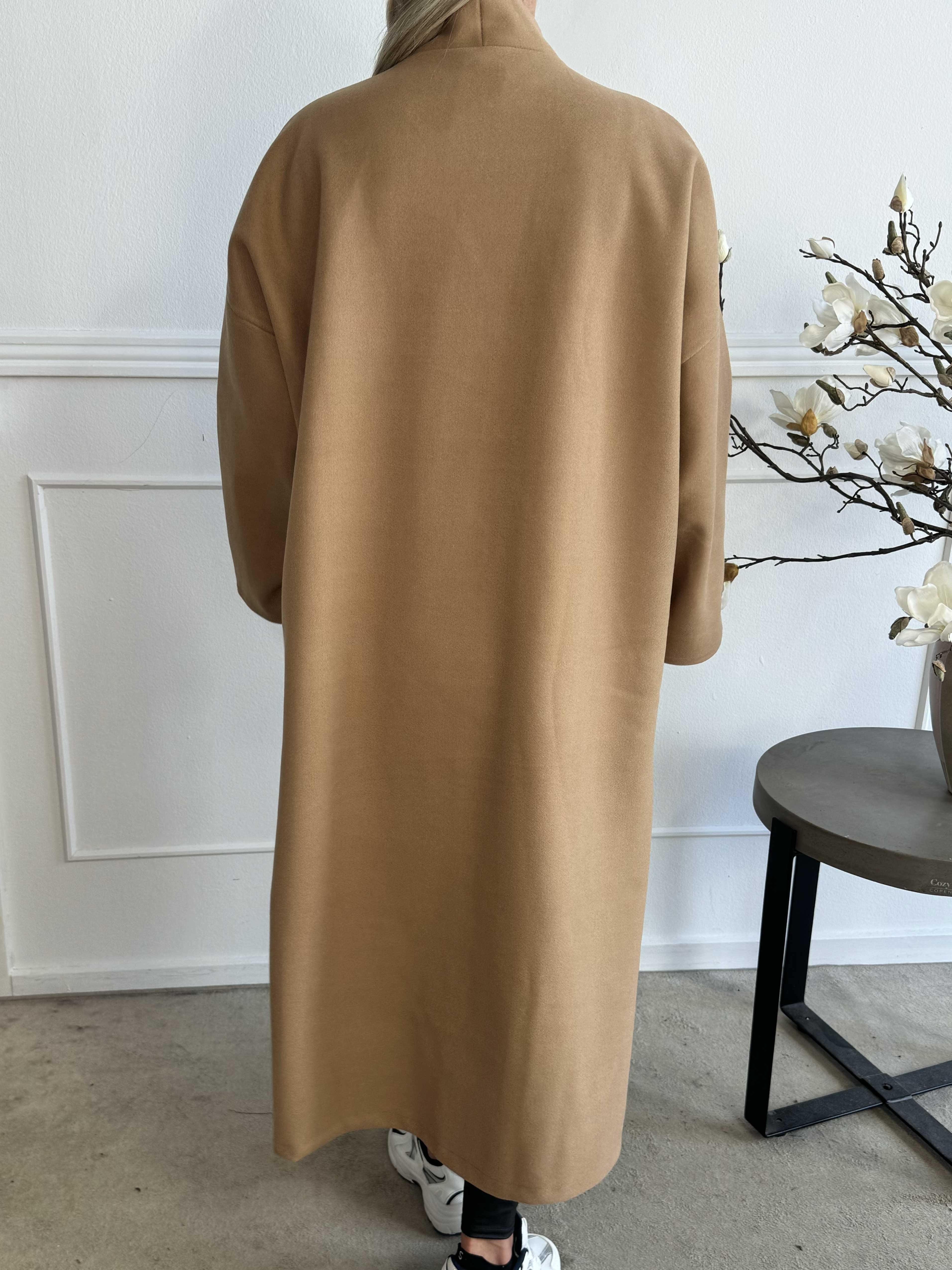 Abbelin - Lång oversized kappa med dekorativa knappar