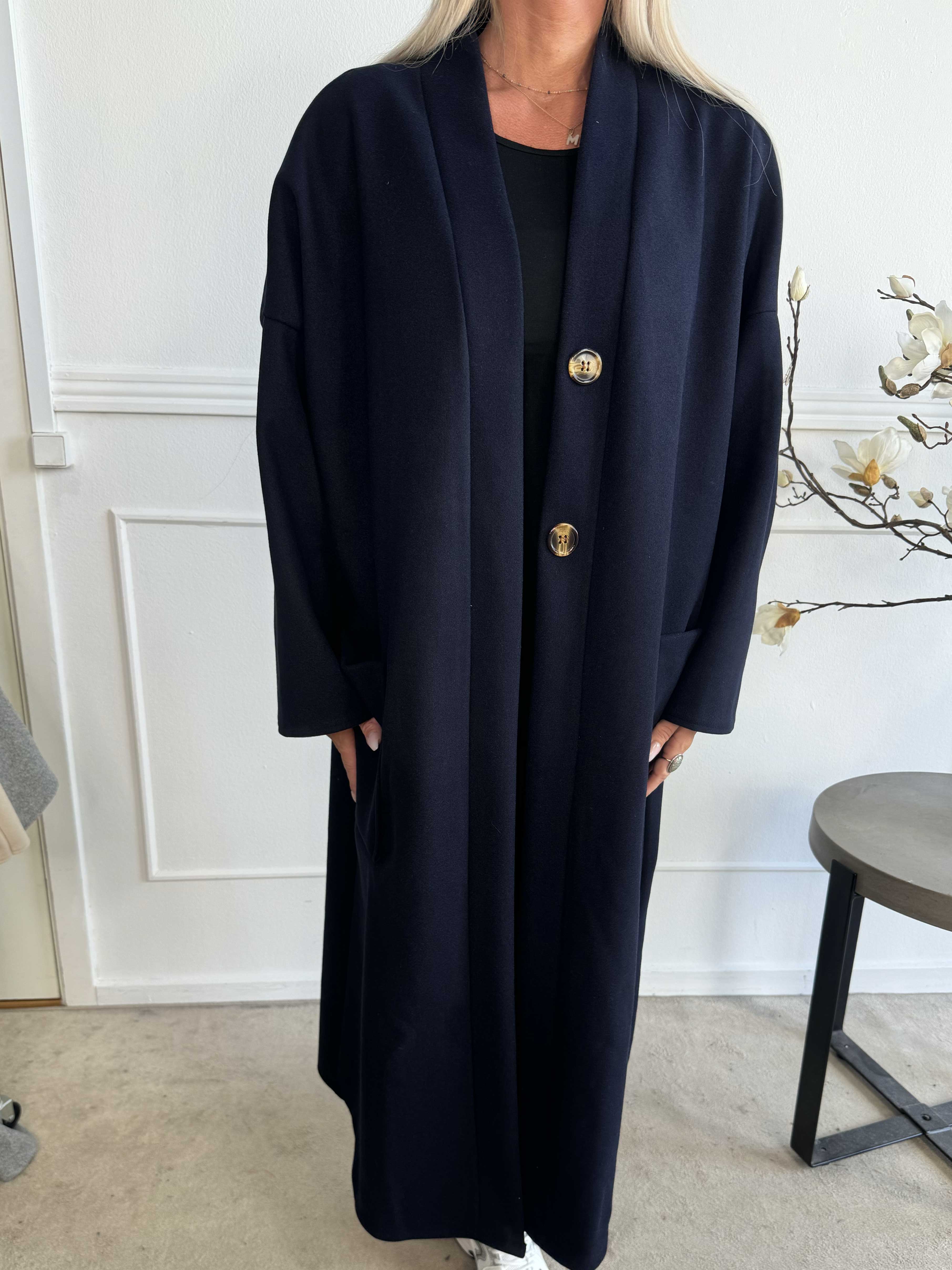 Abbelin - Lång oversized kappa med dekorativa knappar