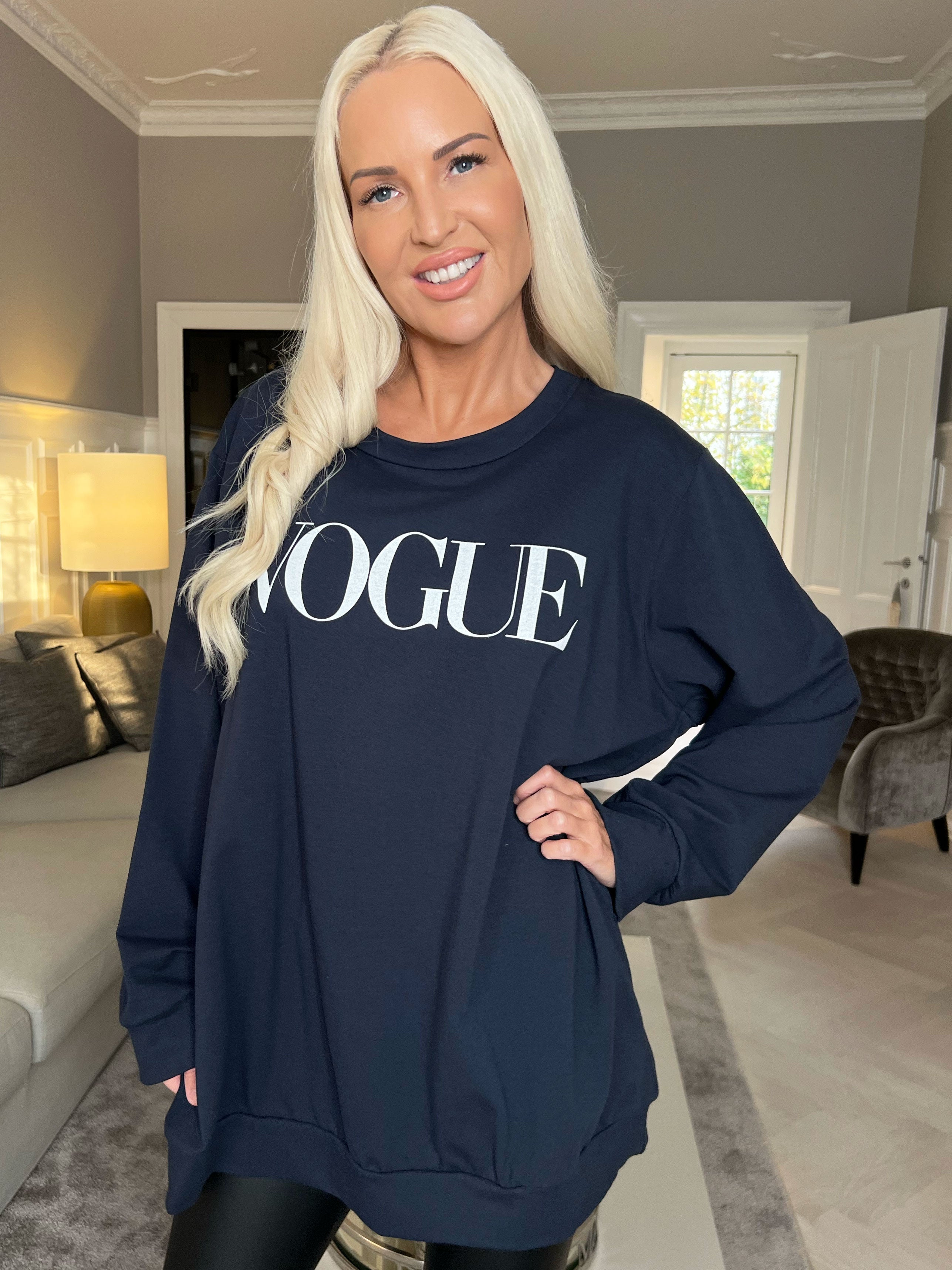 Abena - Sweatshirt med vogue stående på bröstet