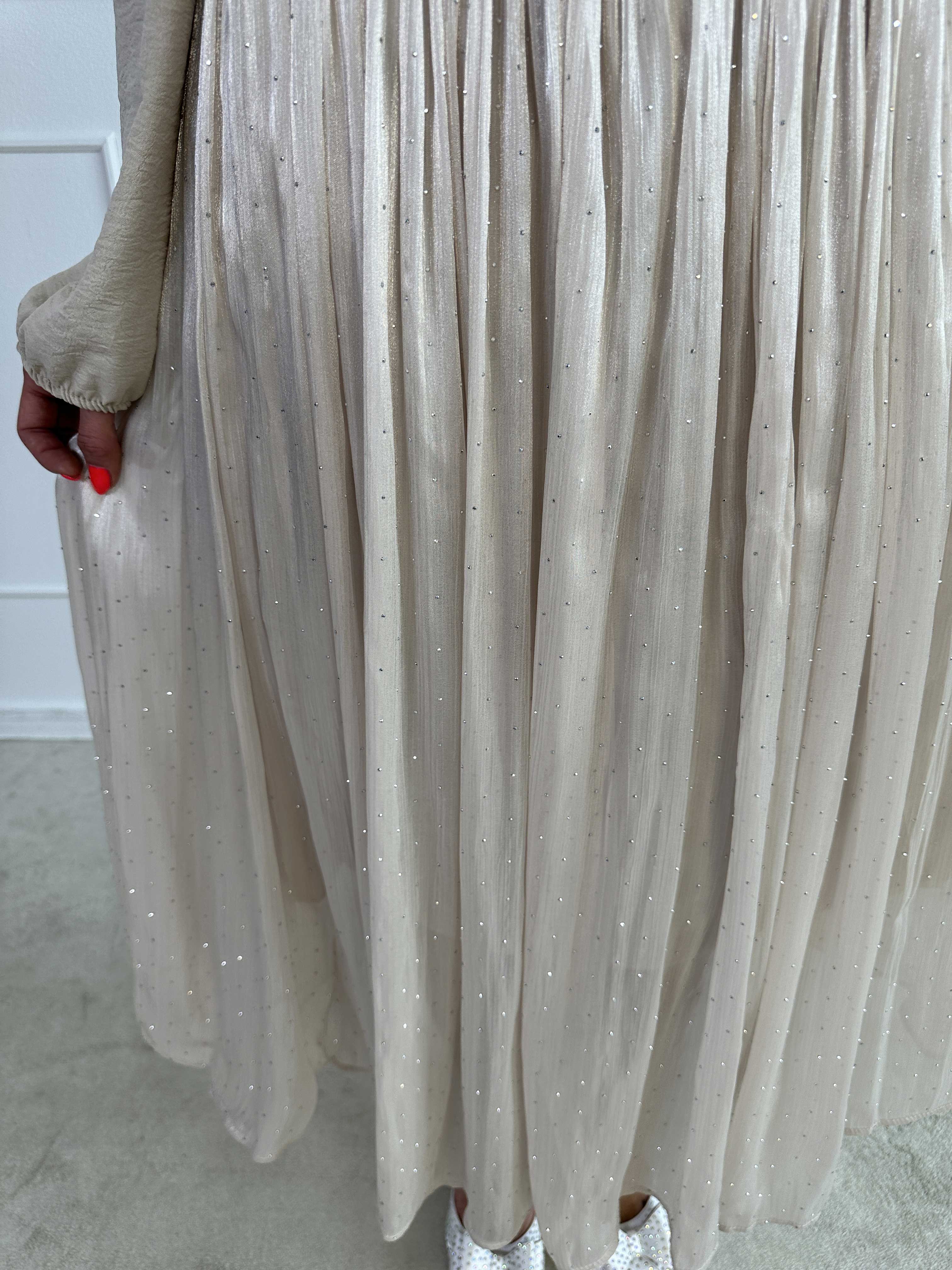 Afrodite - Feminin kjol i glansigt tyg med strass