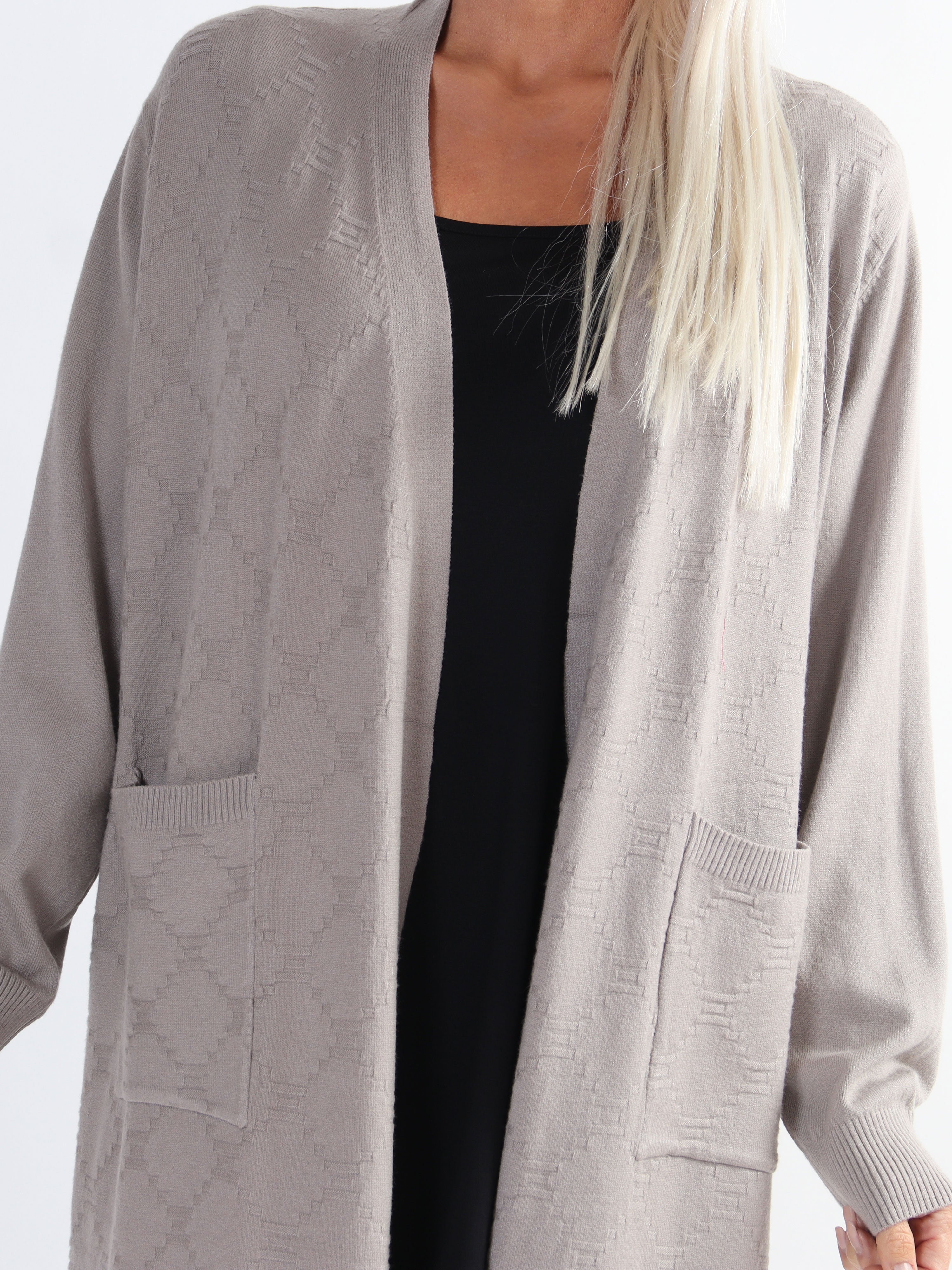 Agnesa - Lång stickad plus size kofta med fickor