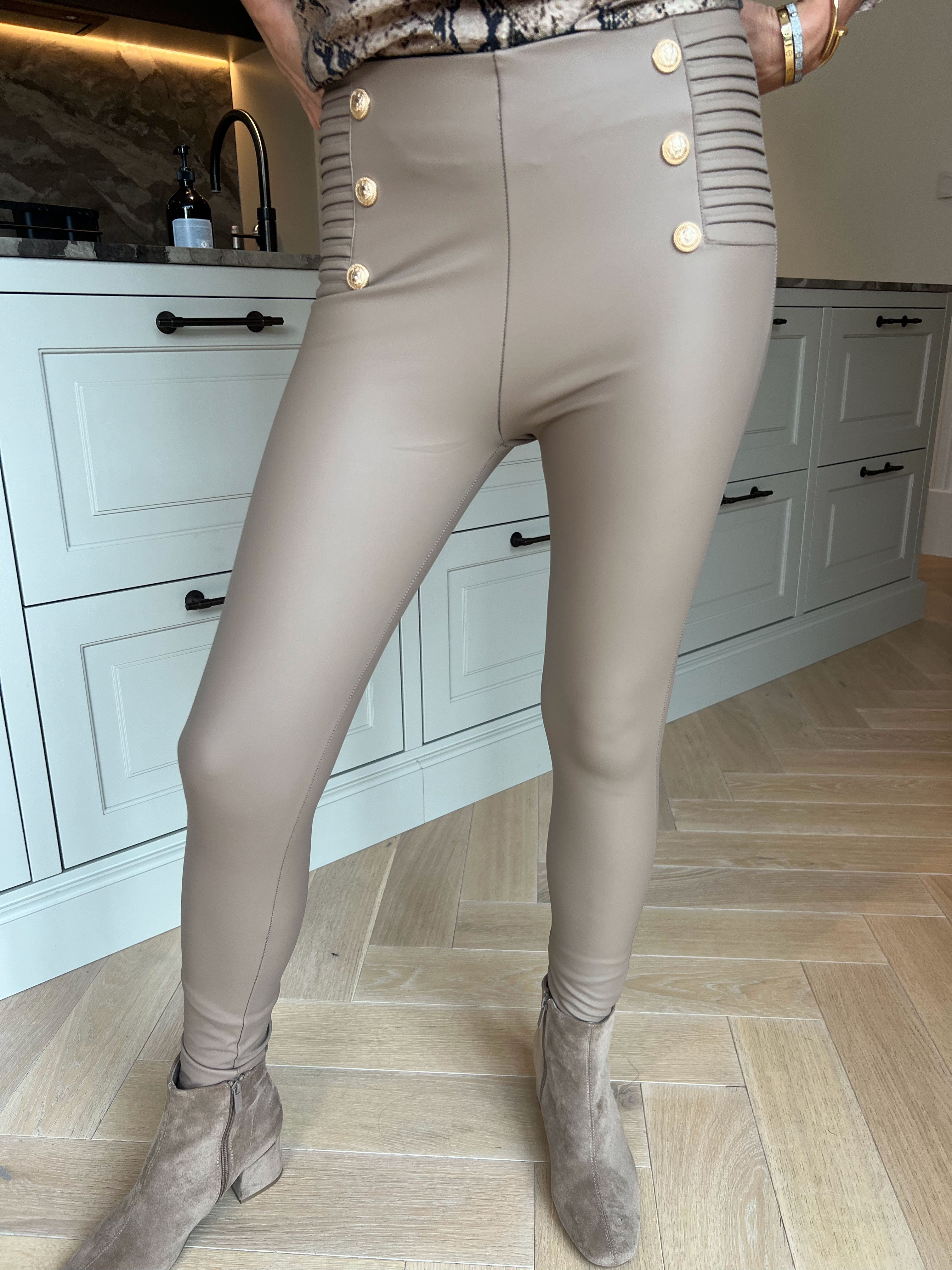 Agniia - Stilfulde leggings i læderlook med fine guldknapper foran