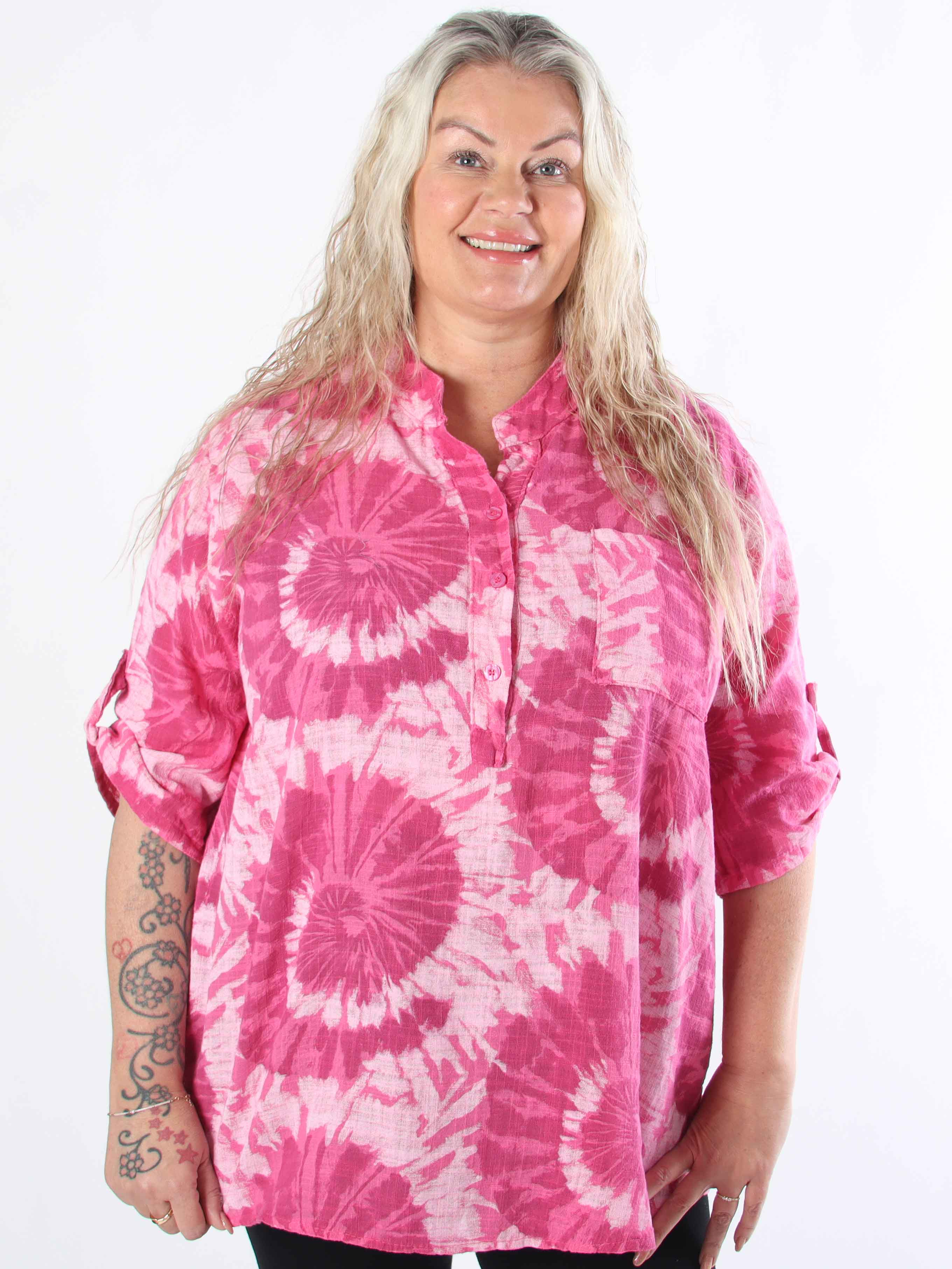 Akella - Mönstrad plus size skjorta i ljust bomullstyg