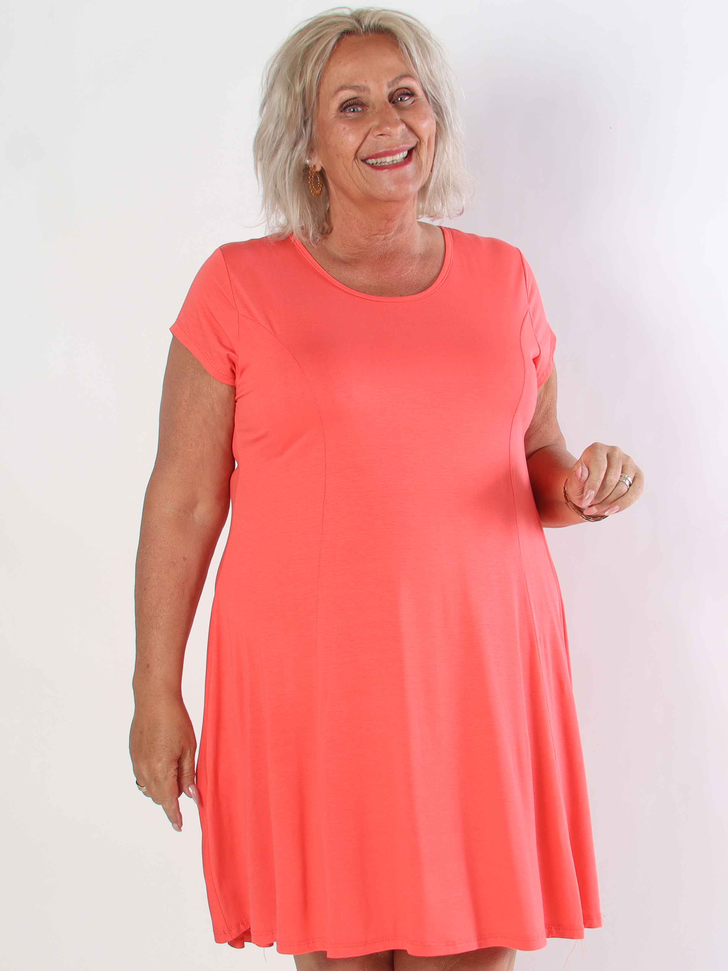 Alcippe - Enfärgad plus size viskos klänning i A-form