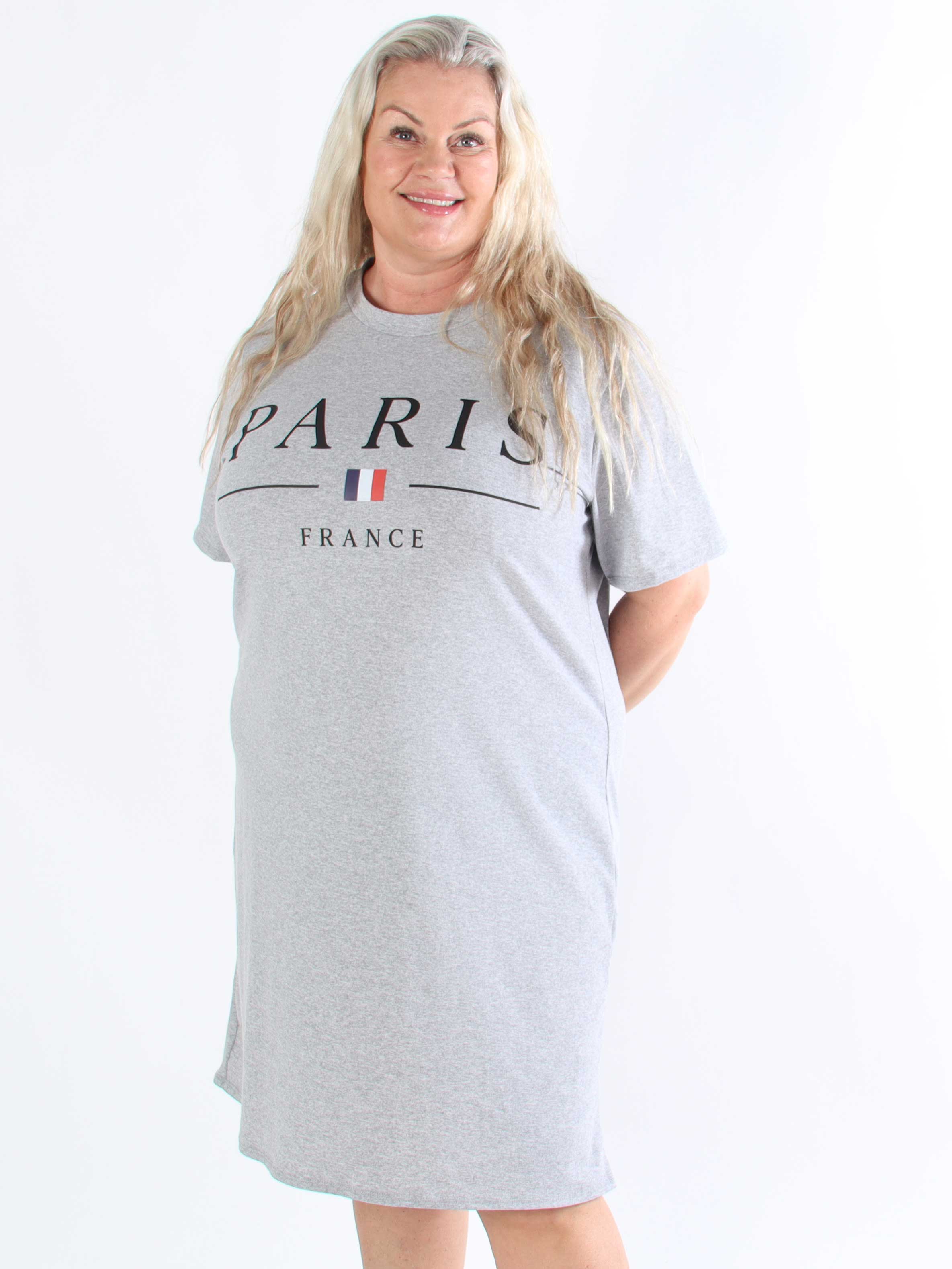 Alice - Plus size-klänning i bomull med Paris stående på bröstet