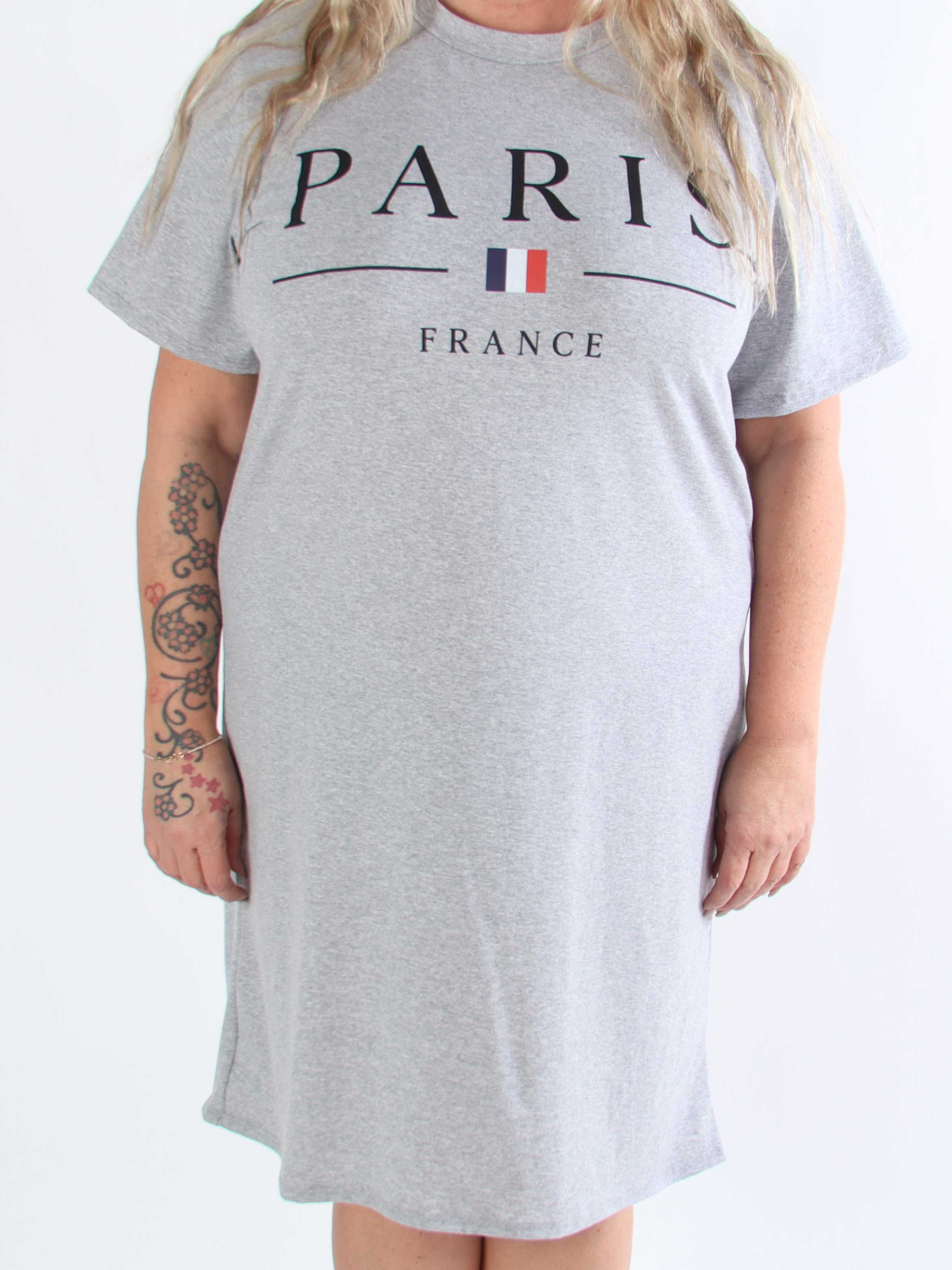 Alice - Plus size-klänning i bomull med Paris stående på bröstet