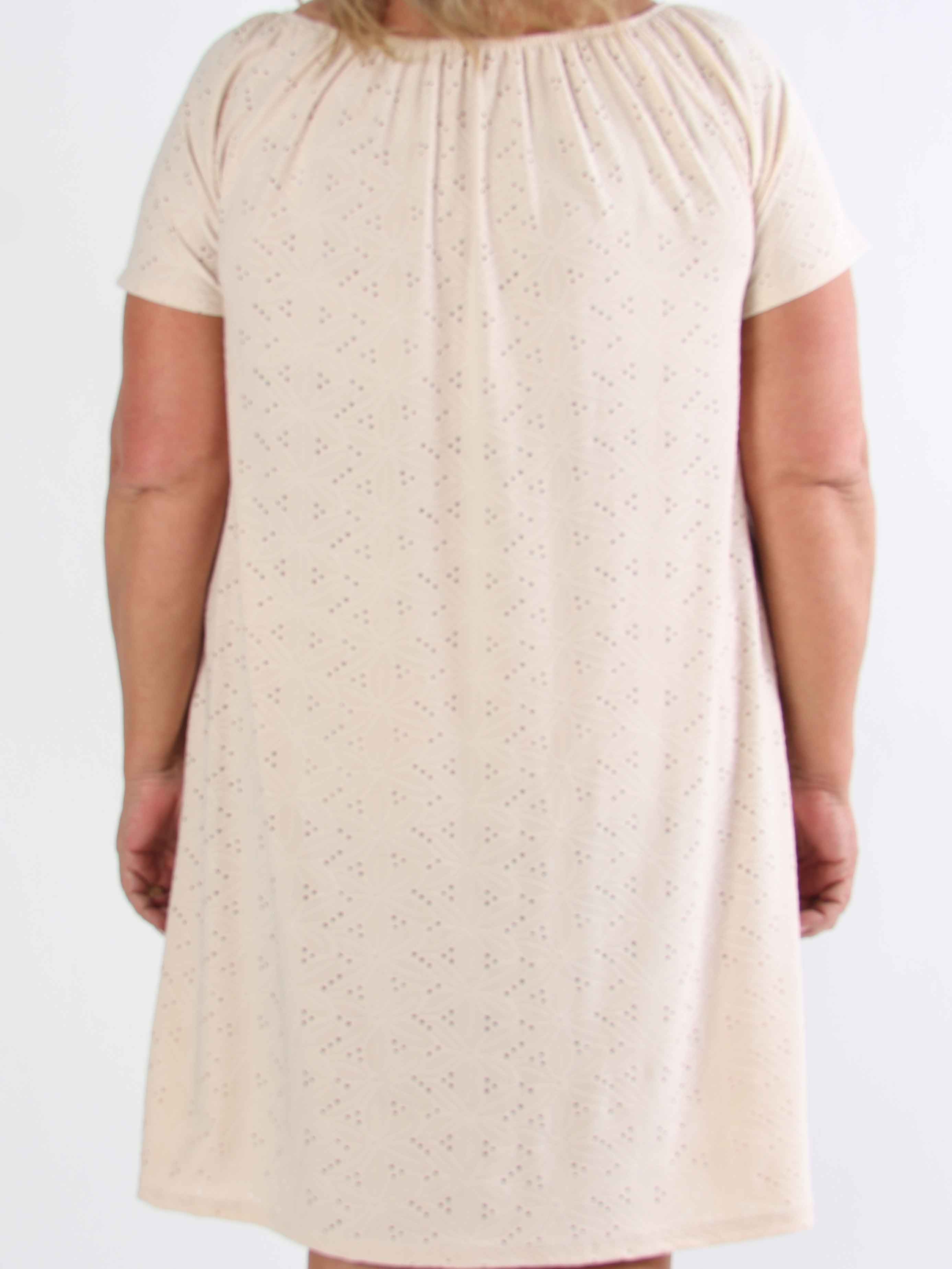 Aliz - Söt mjuk plus size-klänning med broderie anglaise