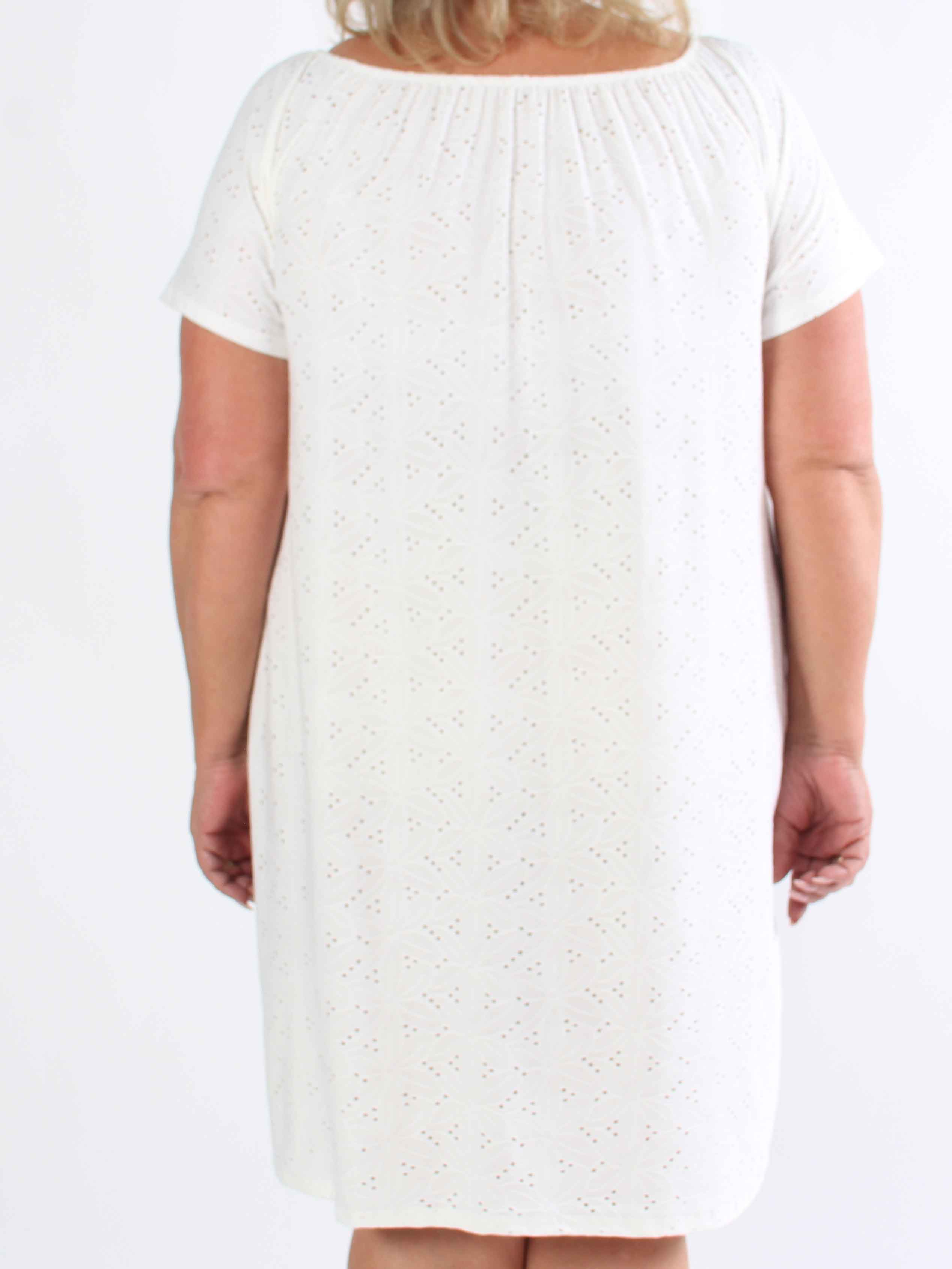 Aliz - Söt mjuk plus size-klänning med broderie anglaise
