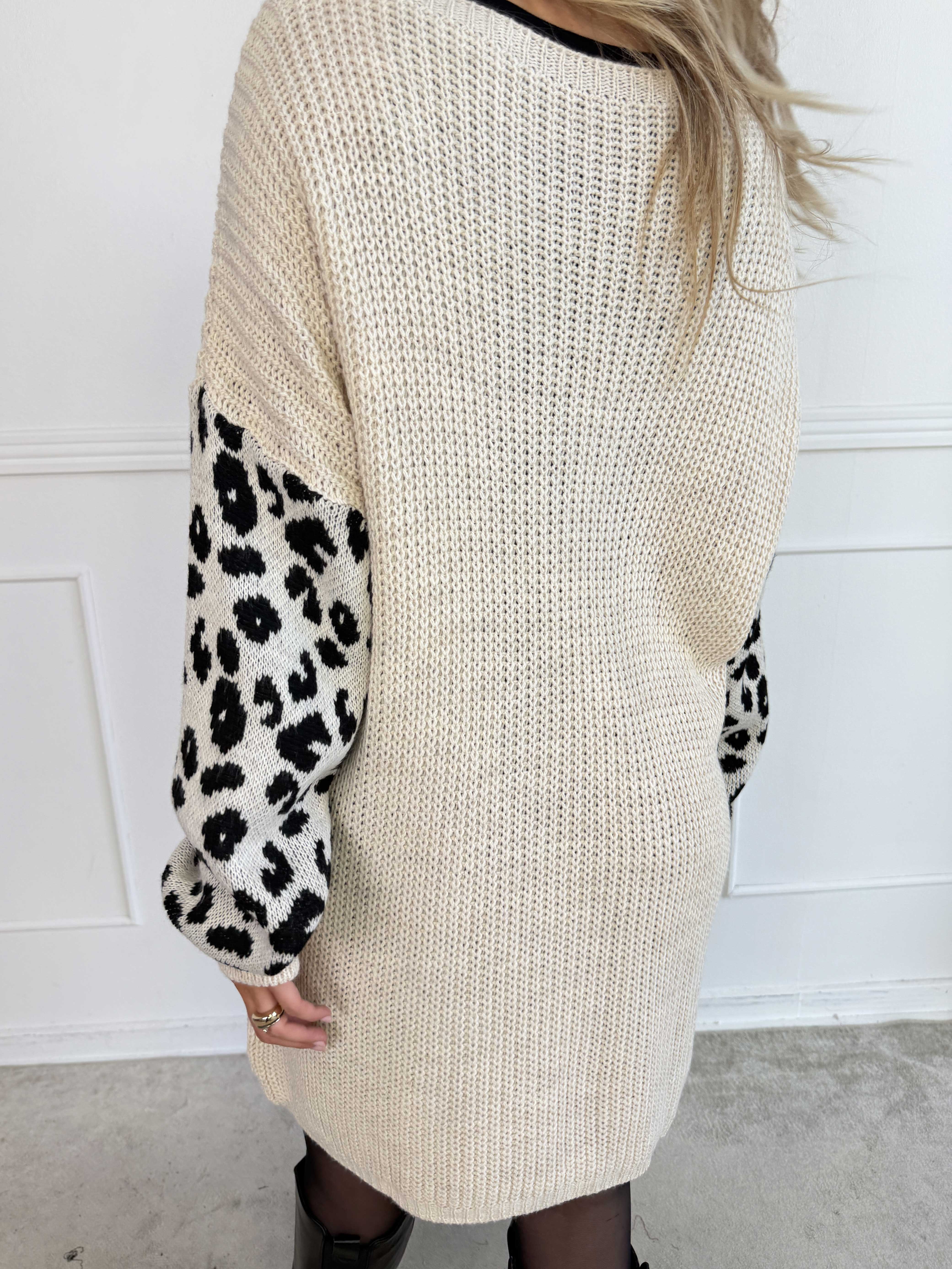 Alvas - Sød og feminin strik med fine ærmer i et trendy leopardprint
