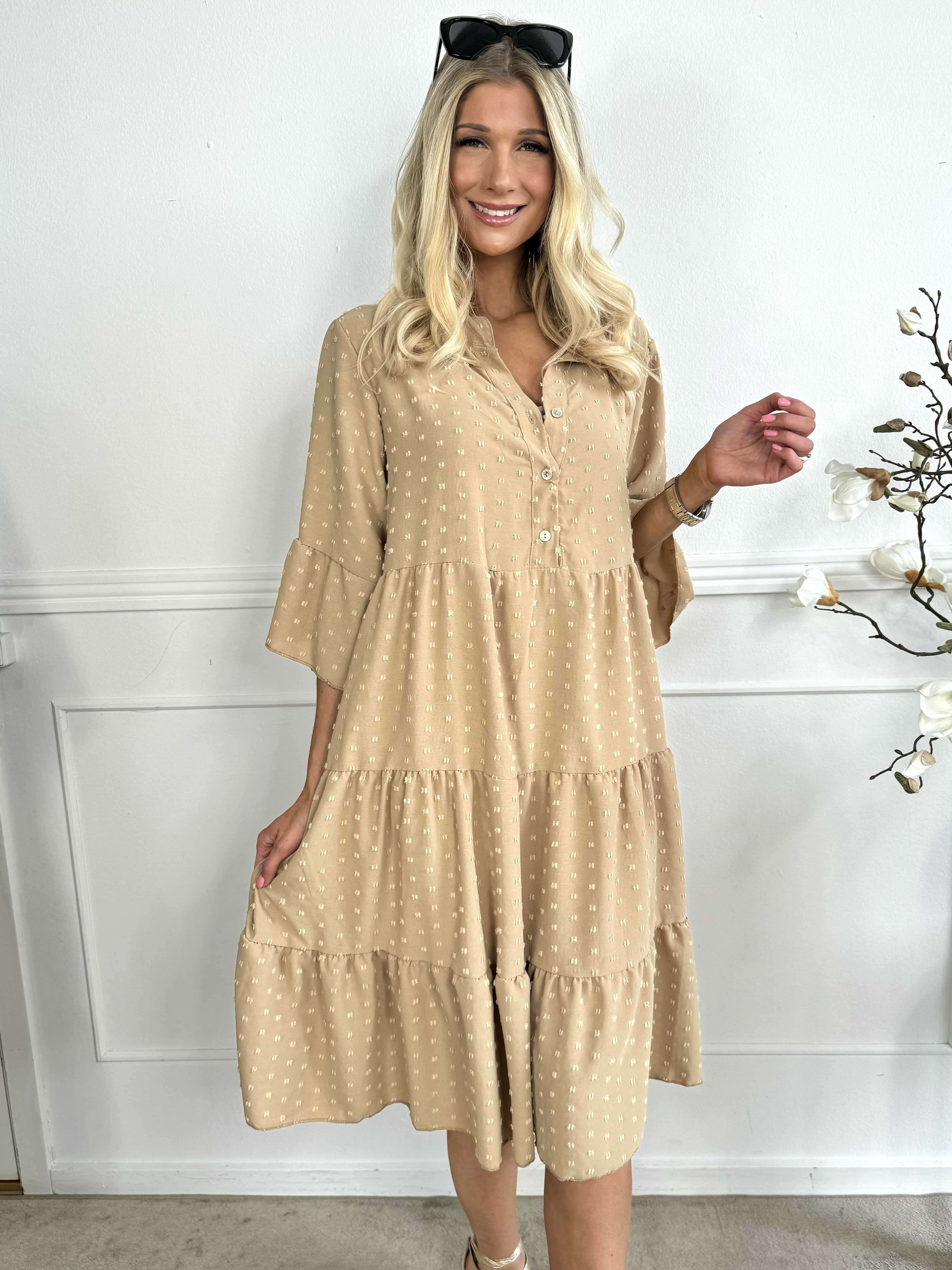 Amanda - Feminin klänning med söta ärmar