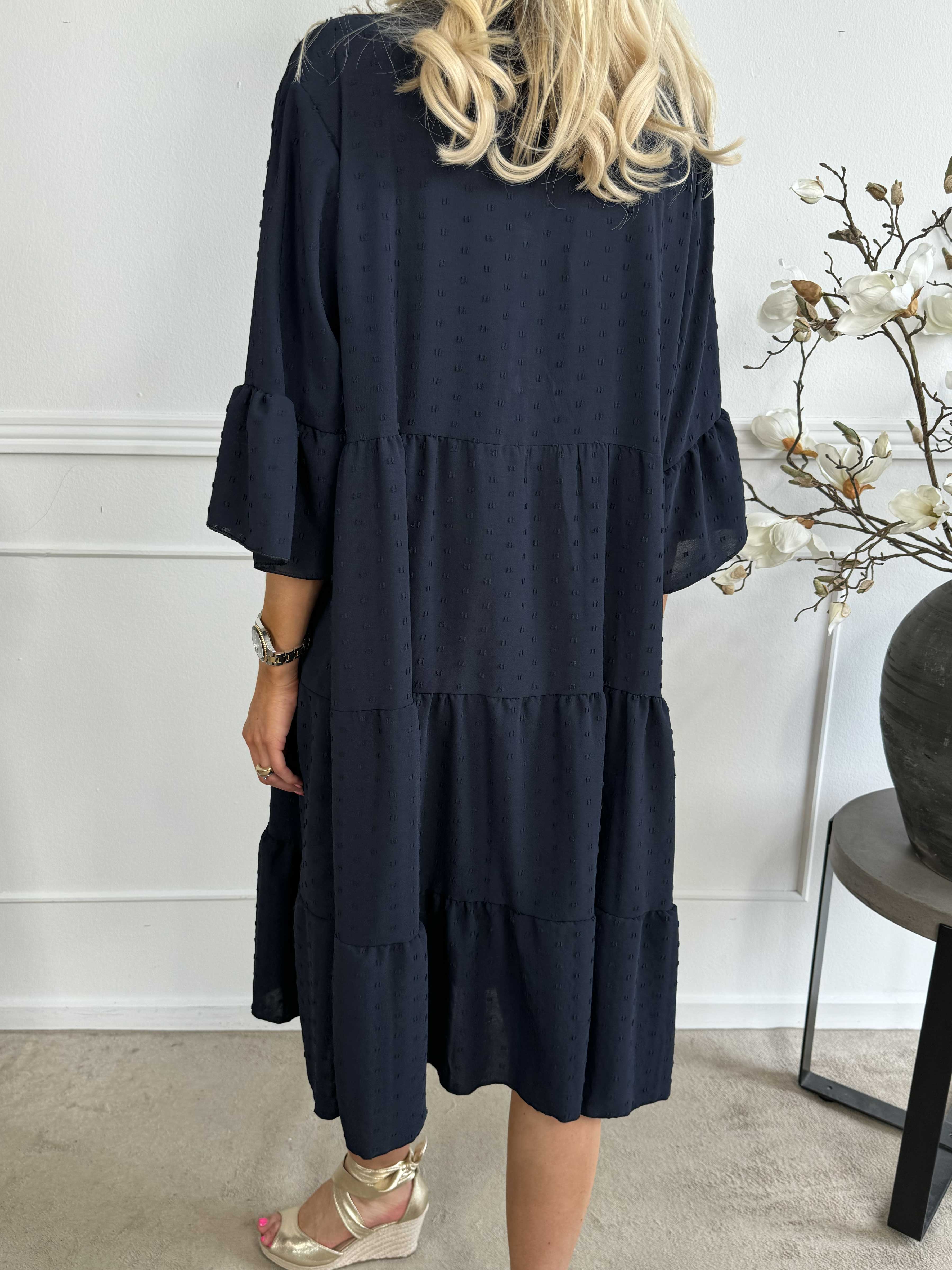 Amanda - Feminin klänning med söta ärmar