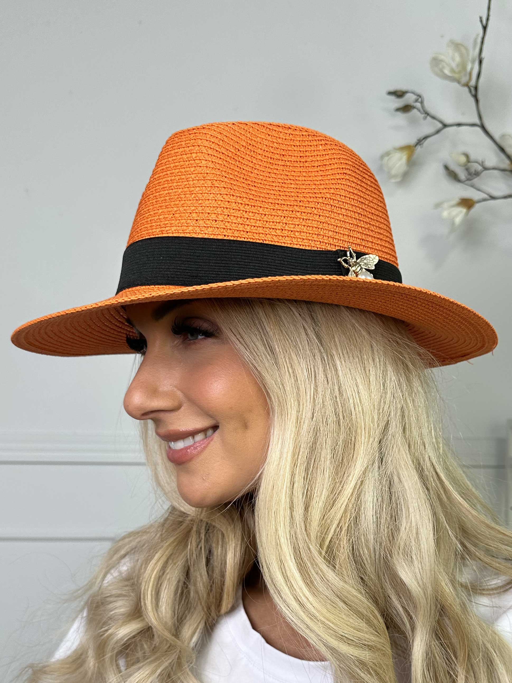 Amelia - Hatt med svart band och guldbi