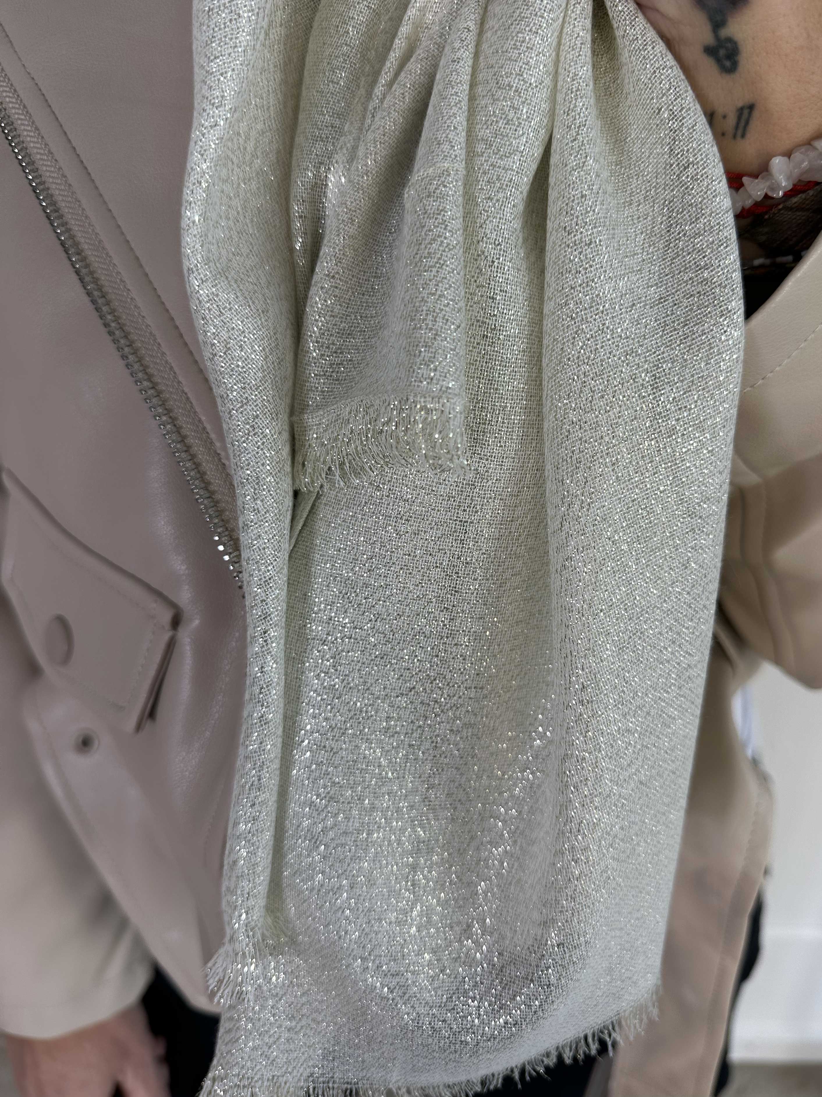 Emelia - Ljus scarf med glittertrådar
