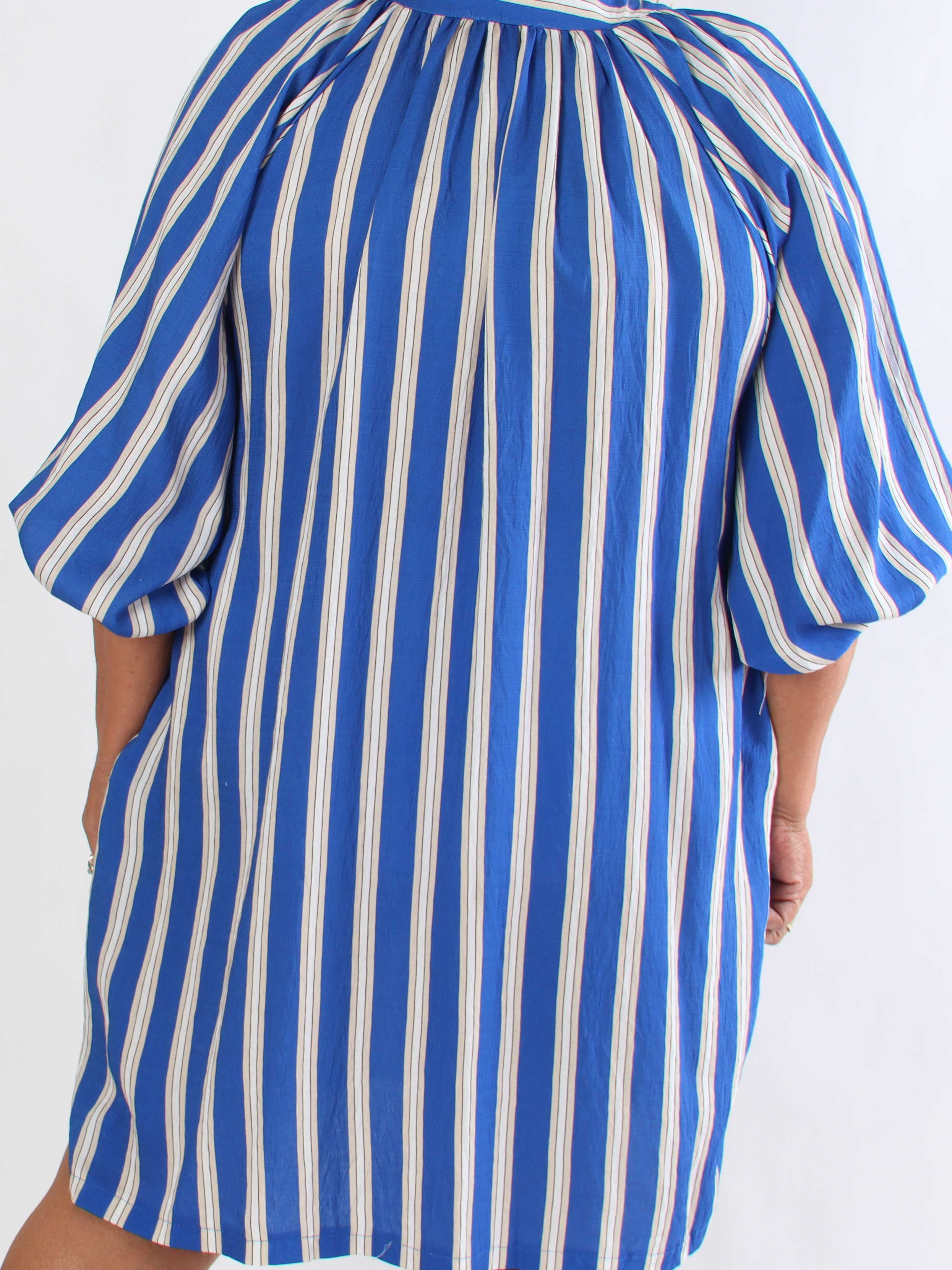 Amidala - Stribet plus size kjole i let viskoseblanding med smukke ballonærmer
