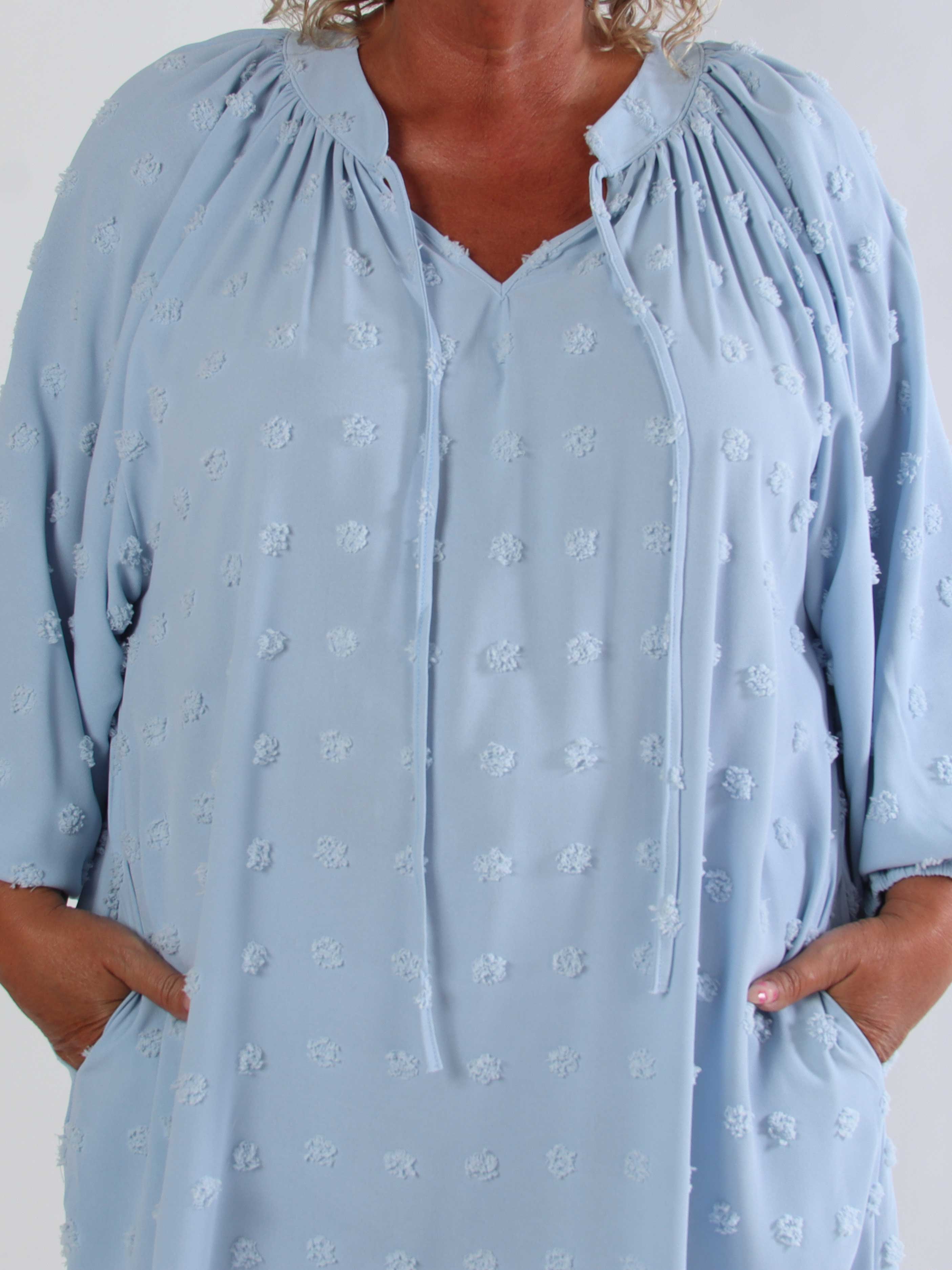 Amidala Romantic - Plus size klänning i viskos med vackra ballongärmar och prickiga detaljer