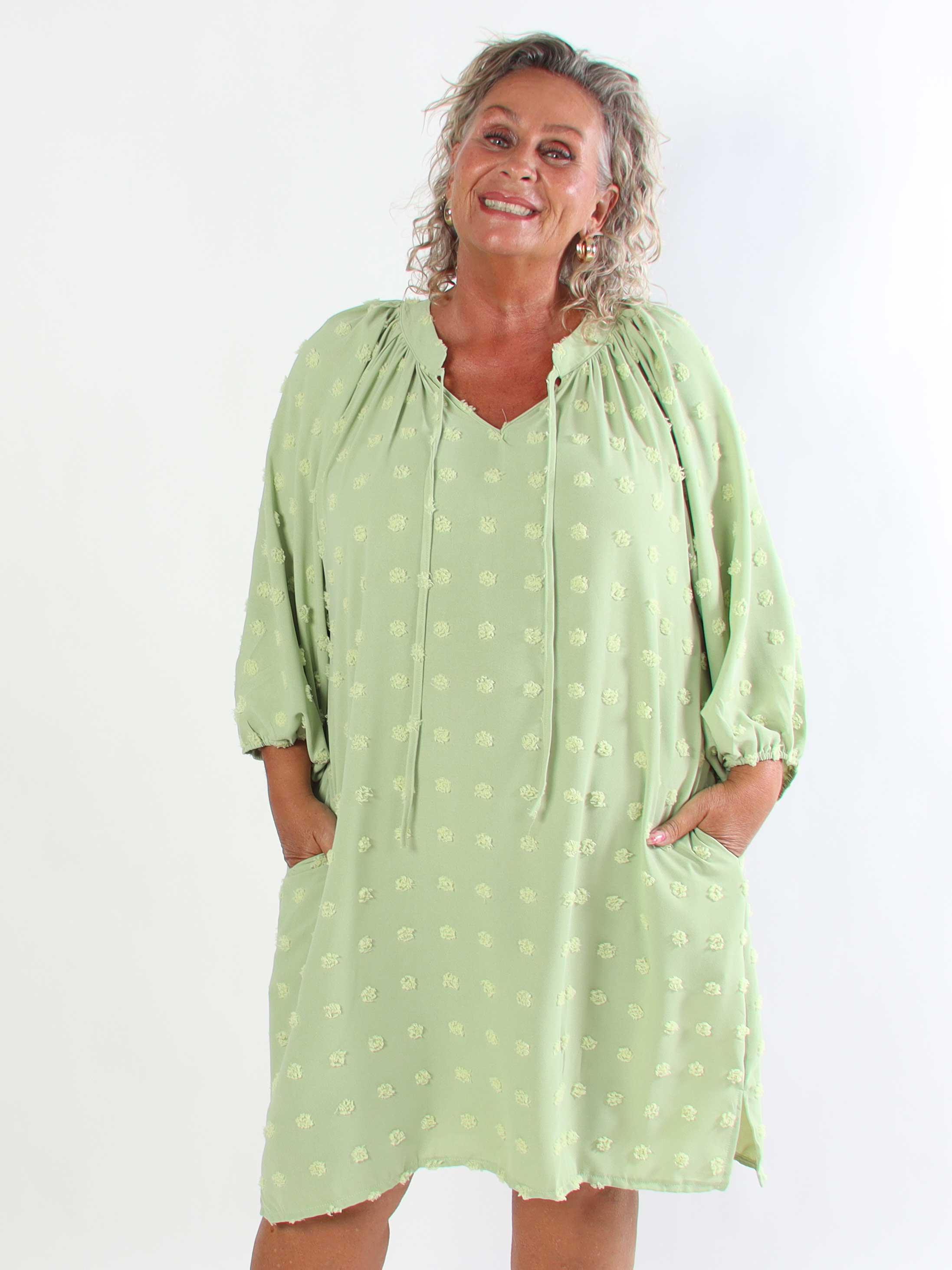 Amidala Romantic - Plus size klänning i viskos med vackra ballongärmar och prickiga detaljer
