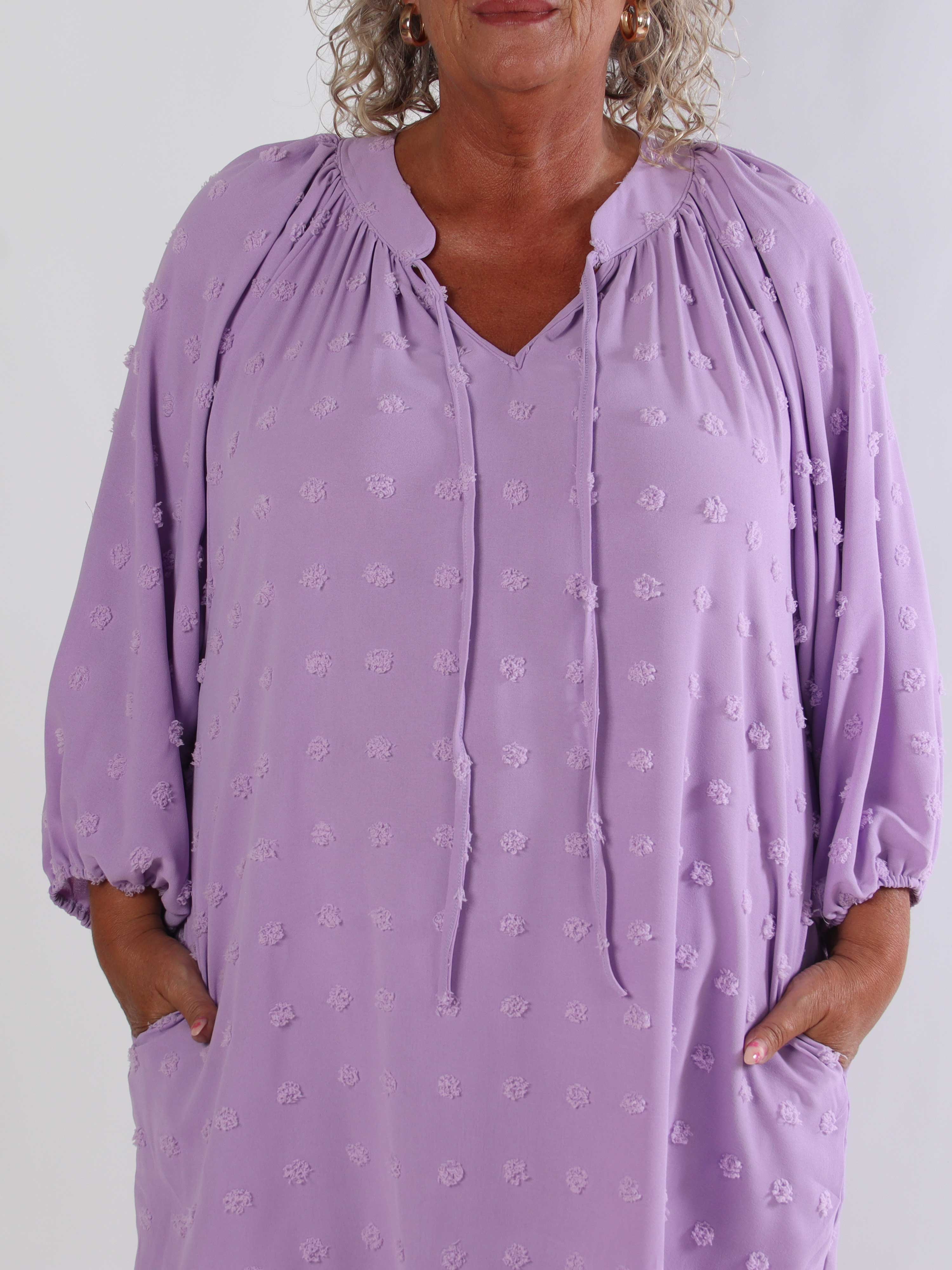 Amidala Romantic - Plus size klänning i viskos med vackra ballongärmar och prickiga detaljer