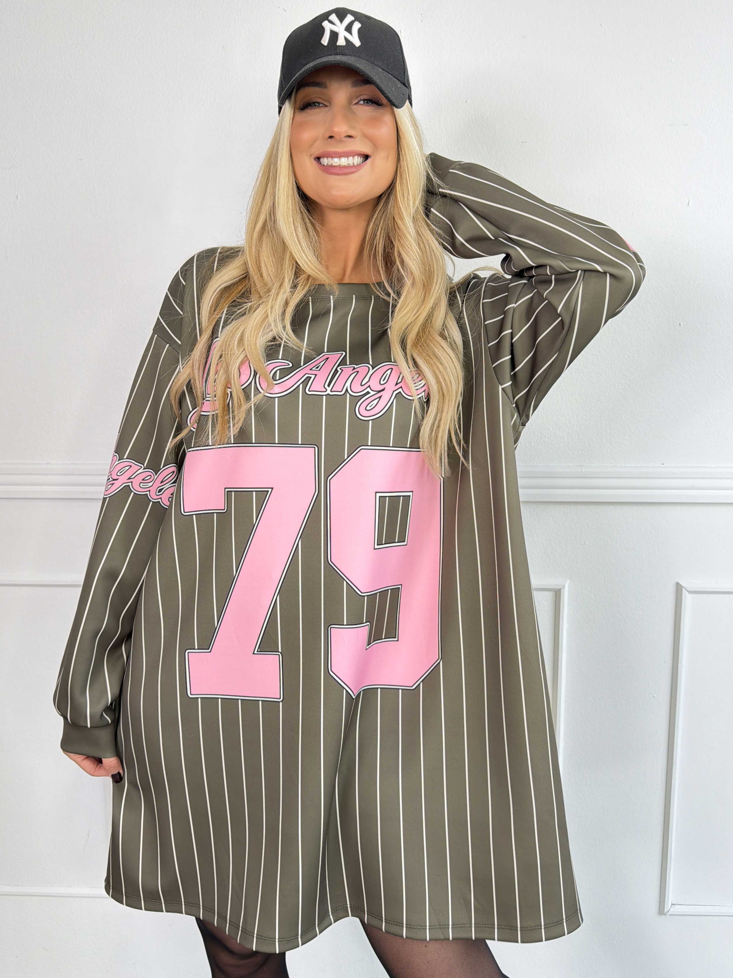 Andrea Long Sleeve – Plus size klänning i viskosblandning med basebollinspirerad design