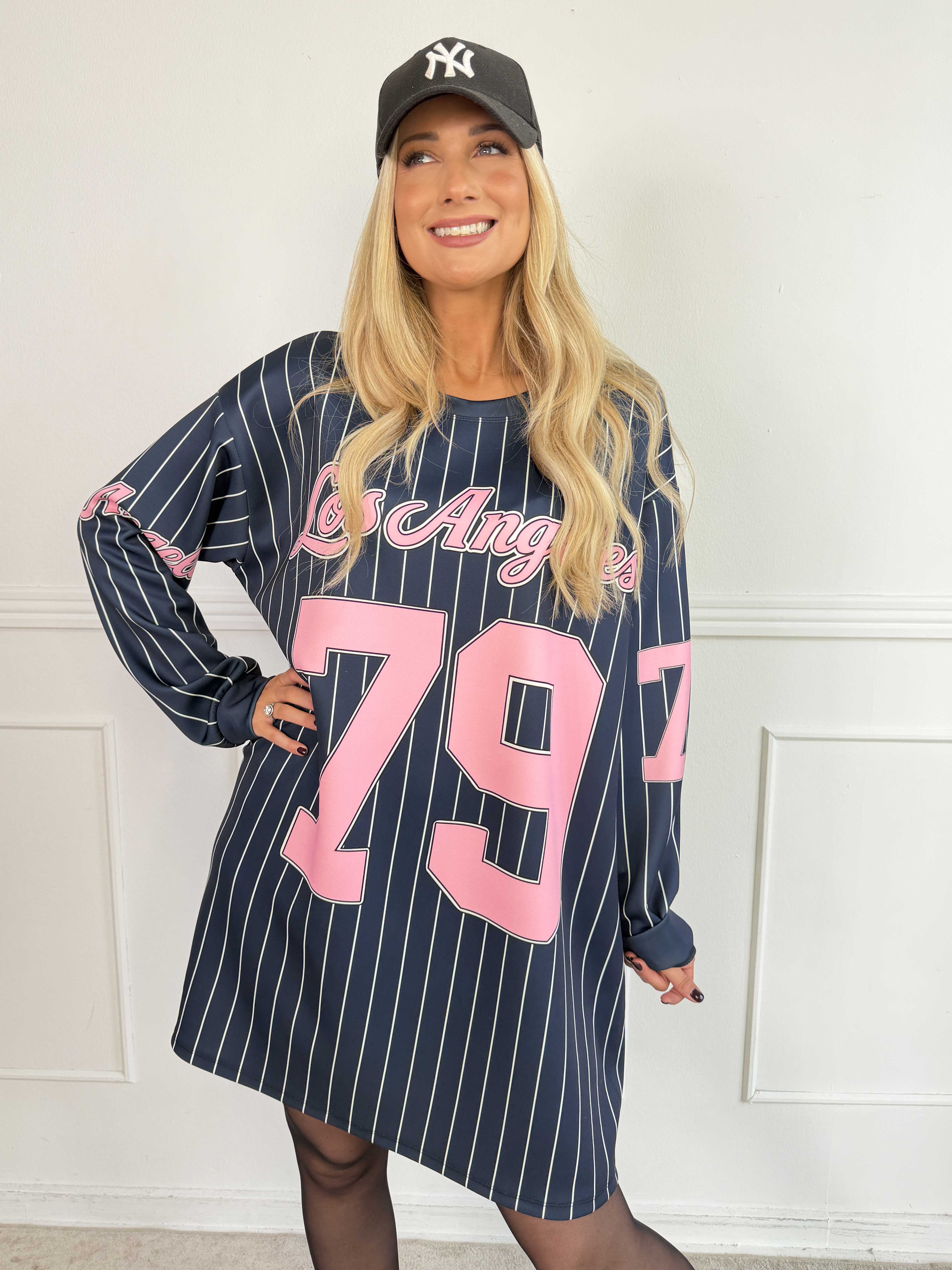 Andrea Long Sleeve – Plus size klänning i viskosblandning med basebollinspirerad design