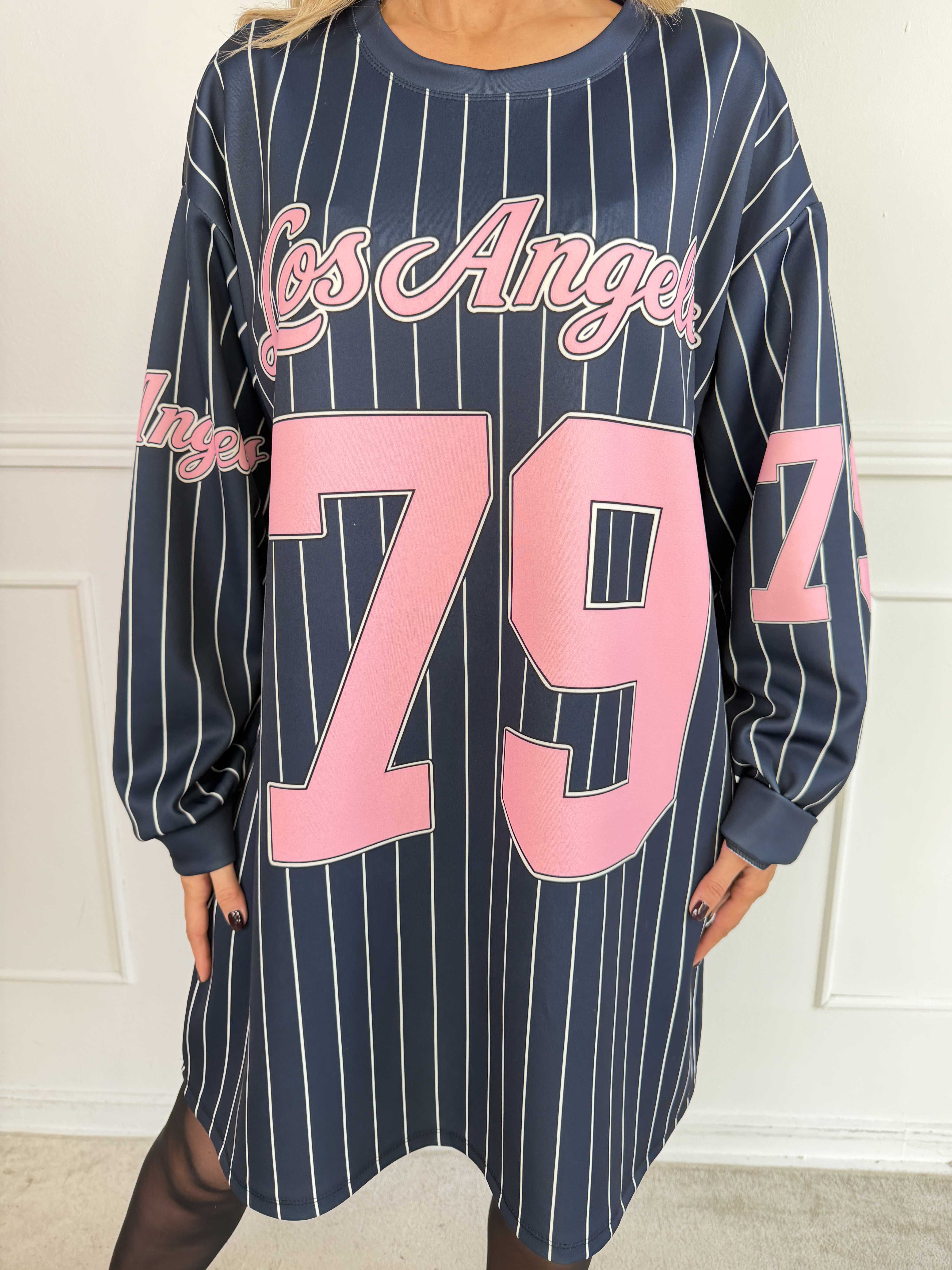Andrea Long Sleeve – Plus size klänning i viskosblandning med basebollinspirerad design