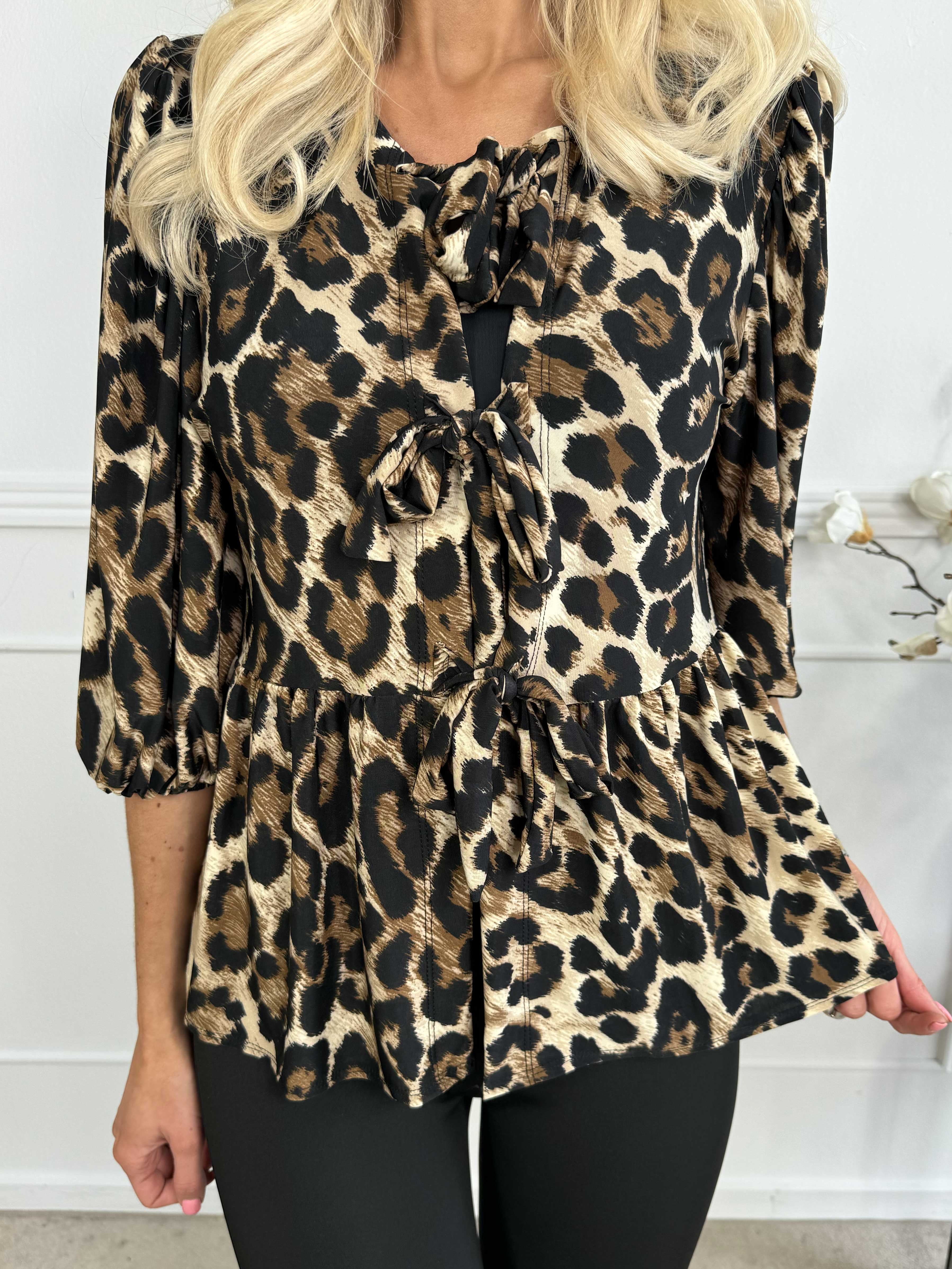 Andrea Leo - Söt leopardblus med rosetter