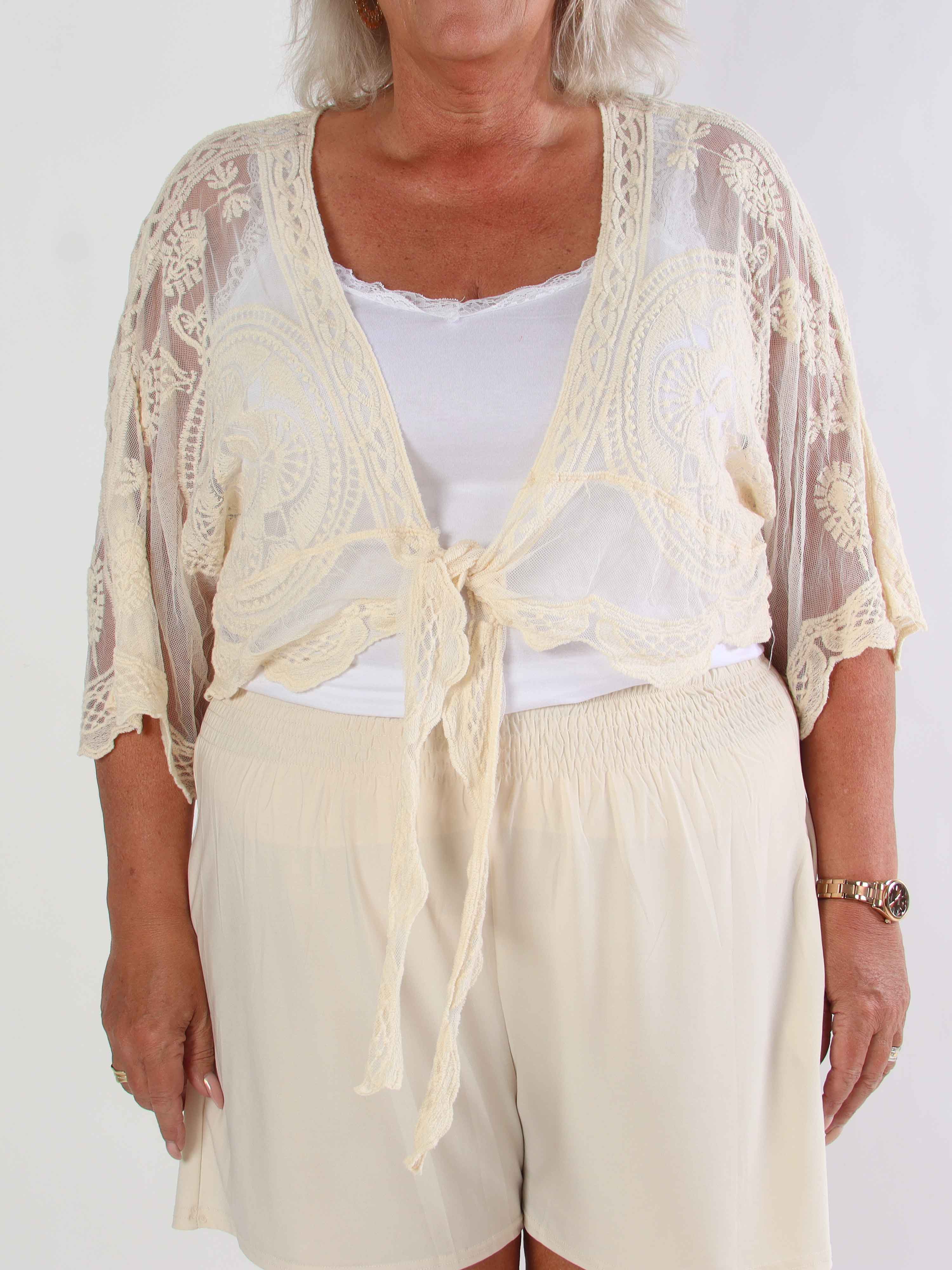 Andromeda - Söt kort plus size kofta i spets