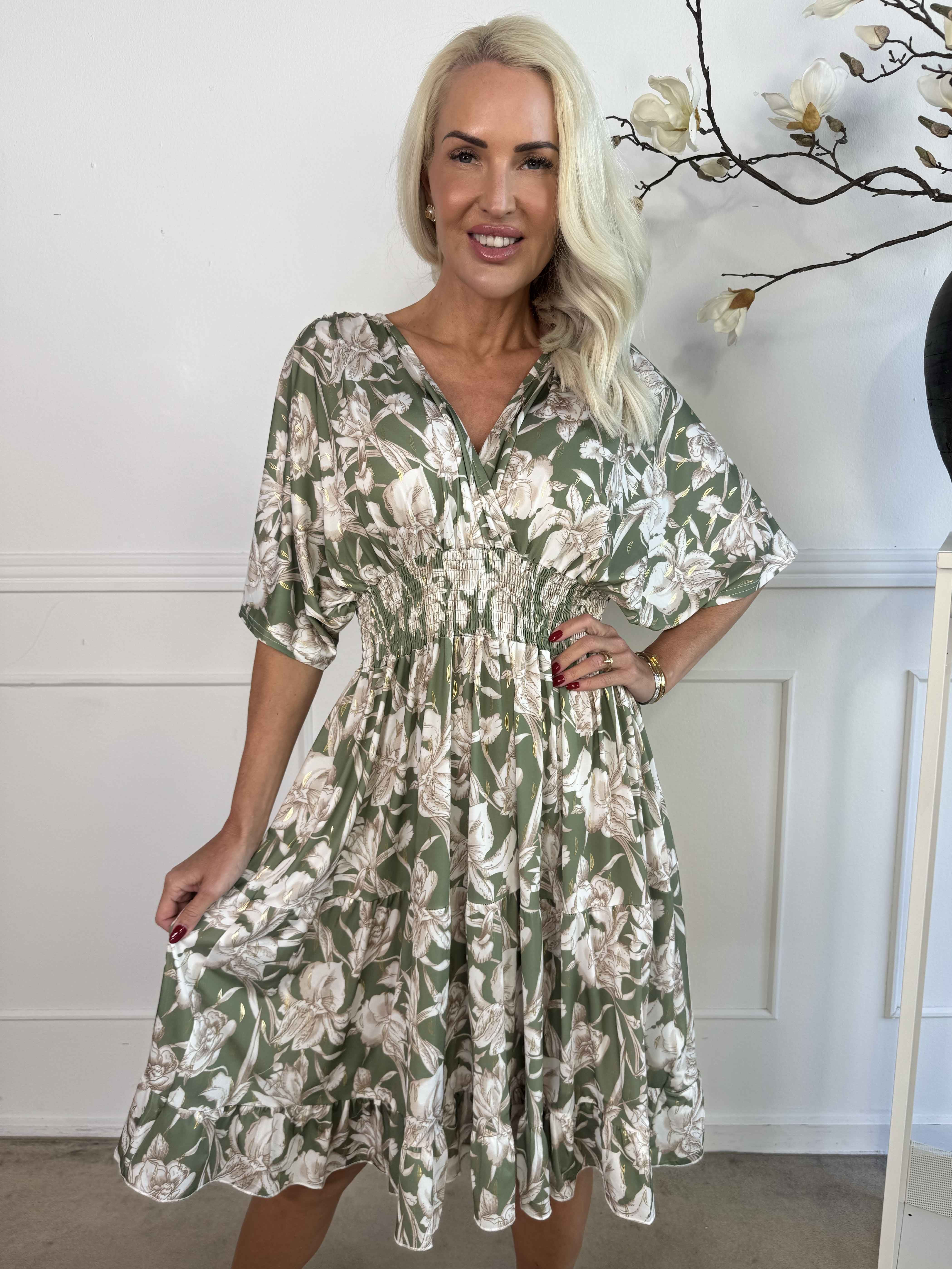 Angela - Elastisk klänning med eleganta volanglager i kjolen