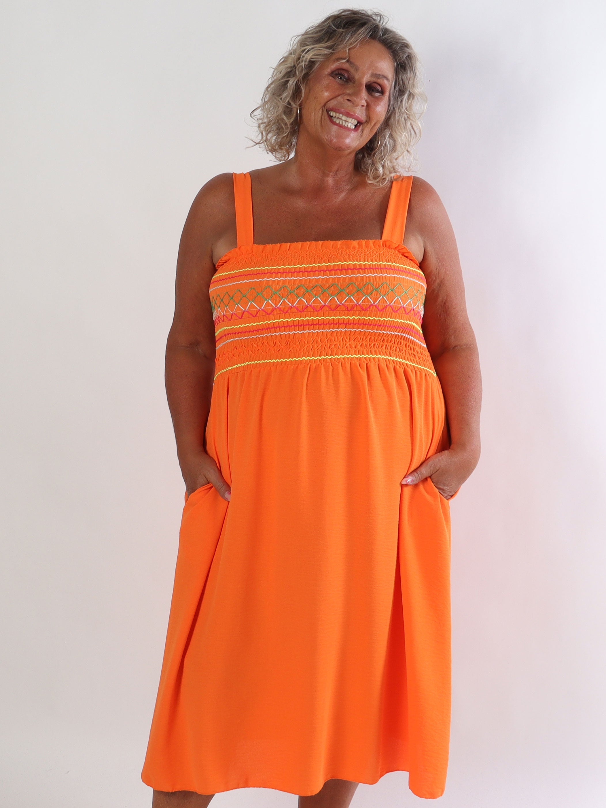 Aniel - Plus size sommerkjole i viskose med smock over brystet pyntet med farvede tråde