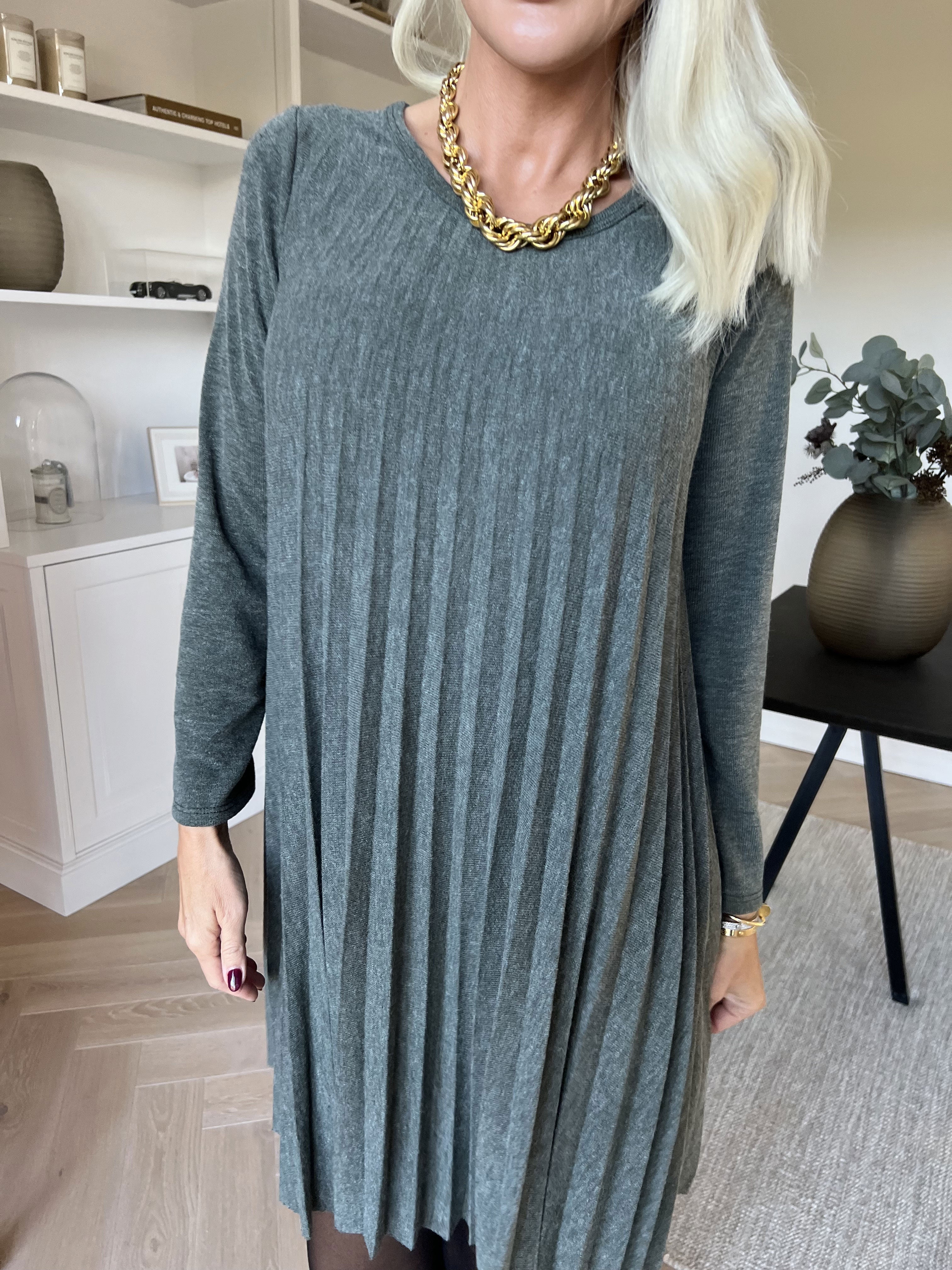 Anita - Mjuk plisserad klänning i viskos och ull