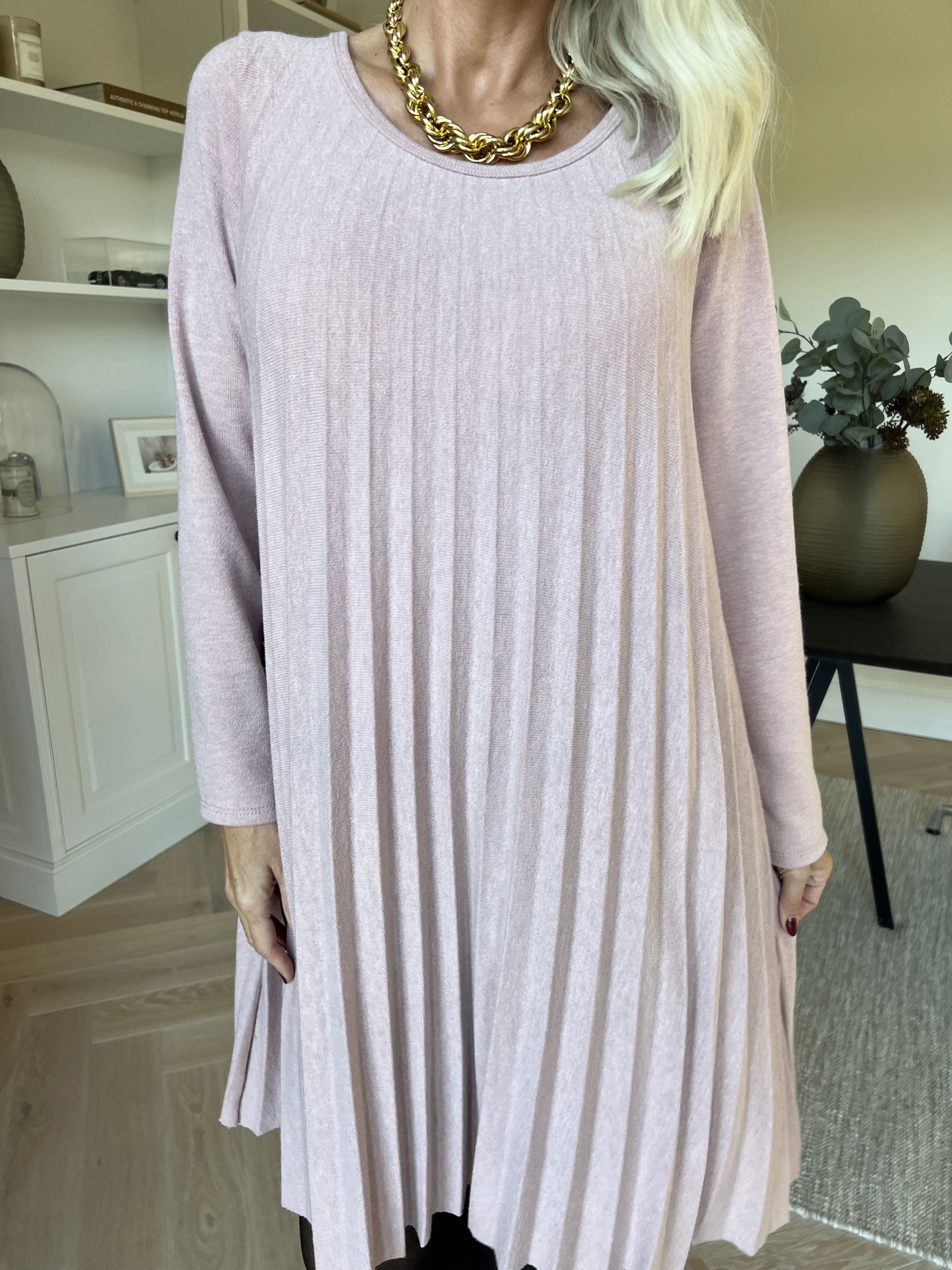 Anita - Mjuk plisserad klänning i viskos och ull