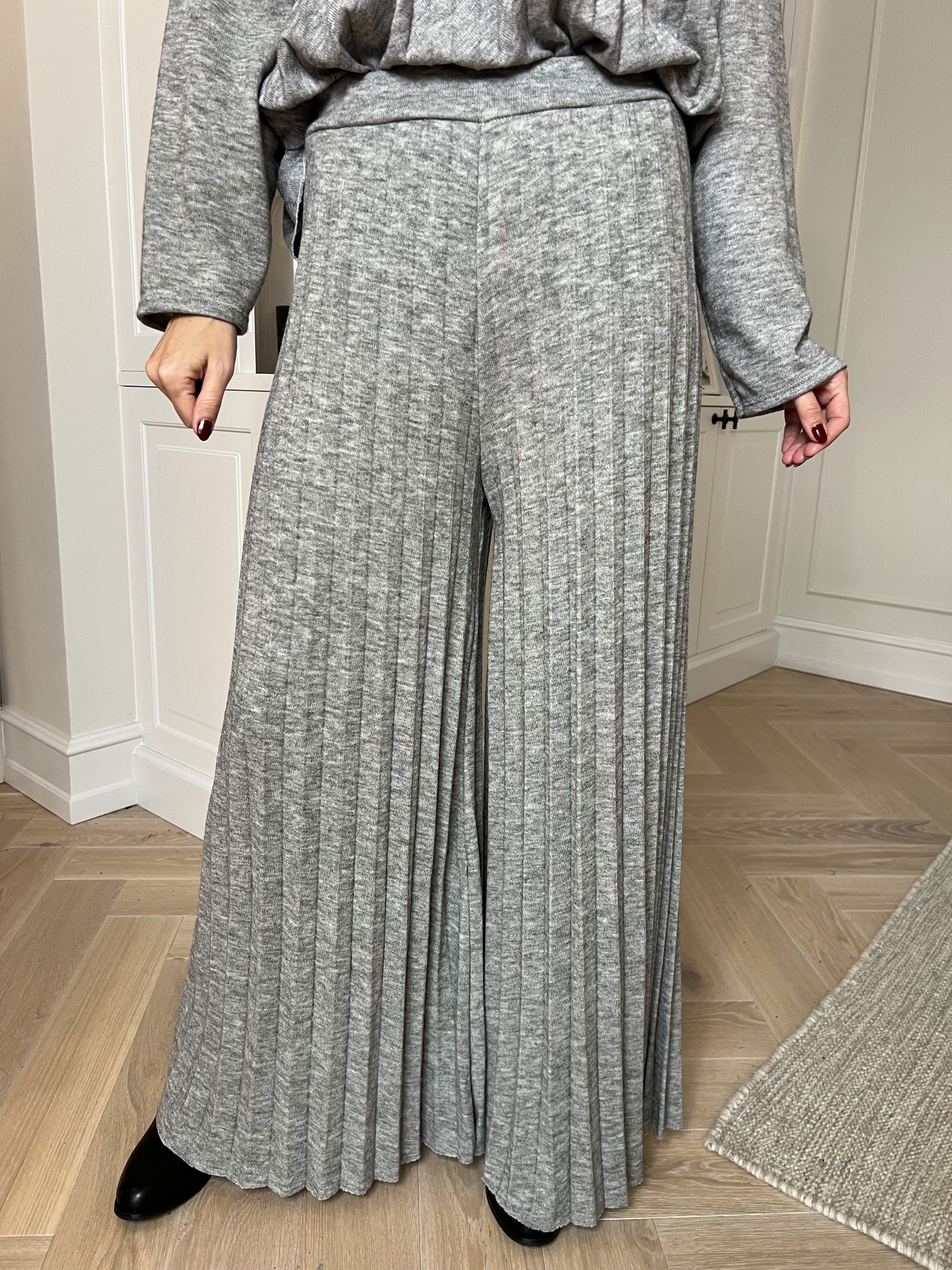 Anita Pants - Mjuka plisserade byxor