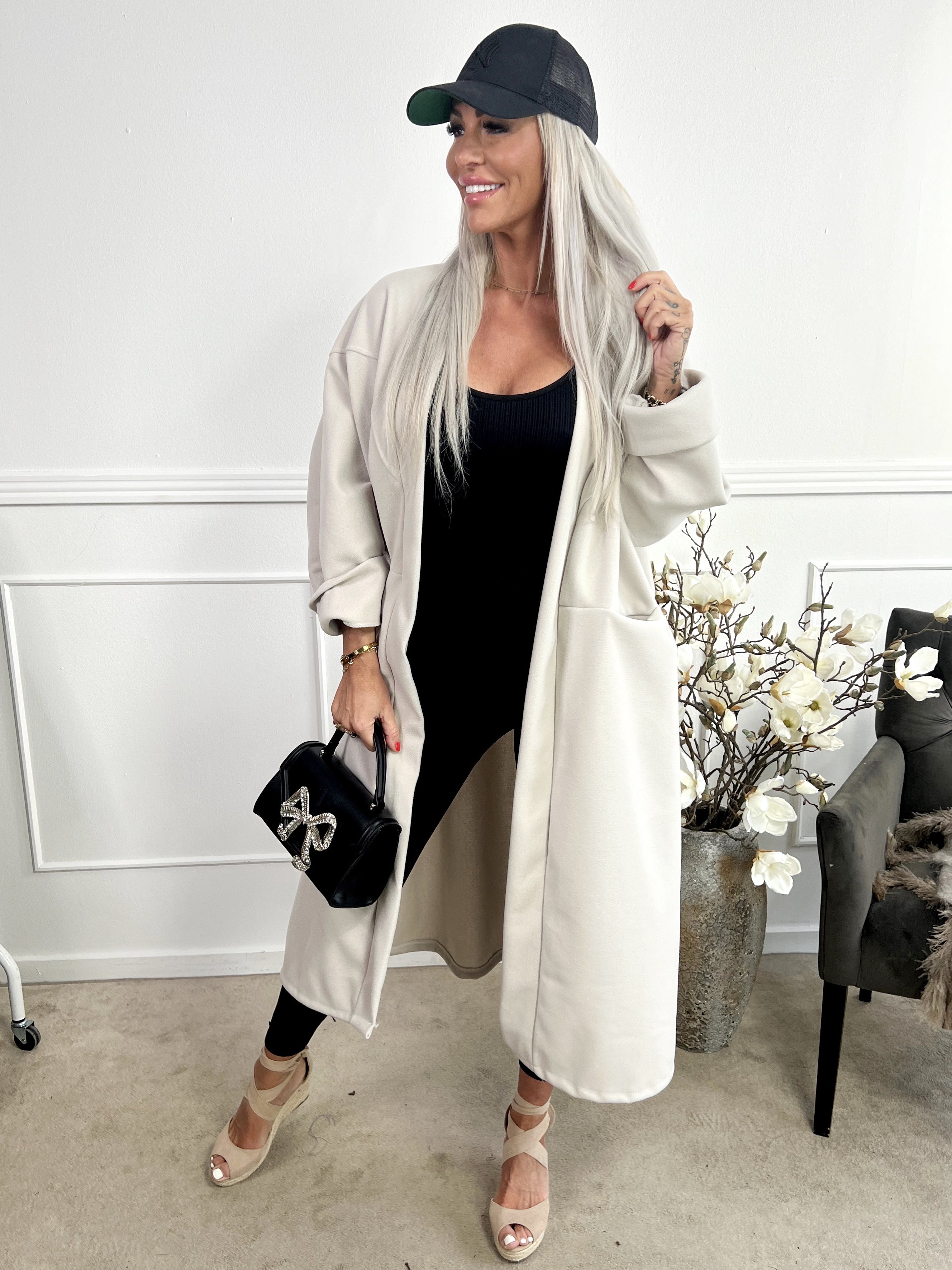 Annah - Oversized kappa med tydliga sömmar och fickor