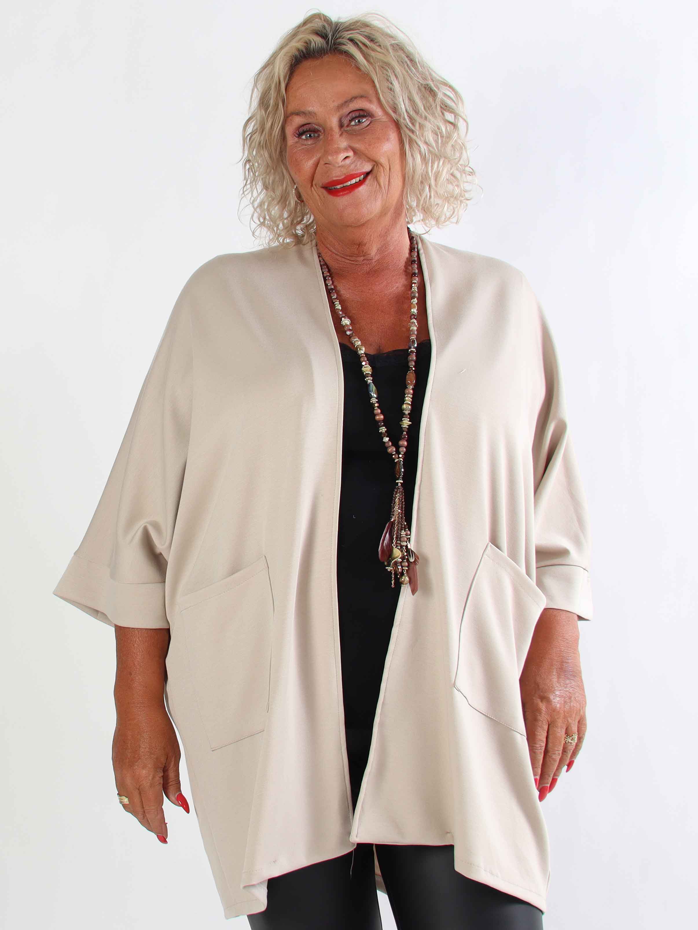 Annah Cardigan - Mjuk plus size kofta med tydliga sömmar och fickor