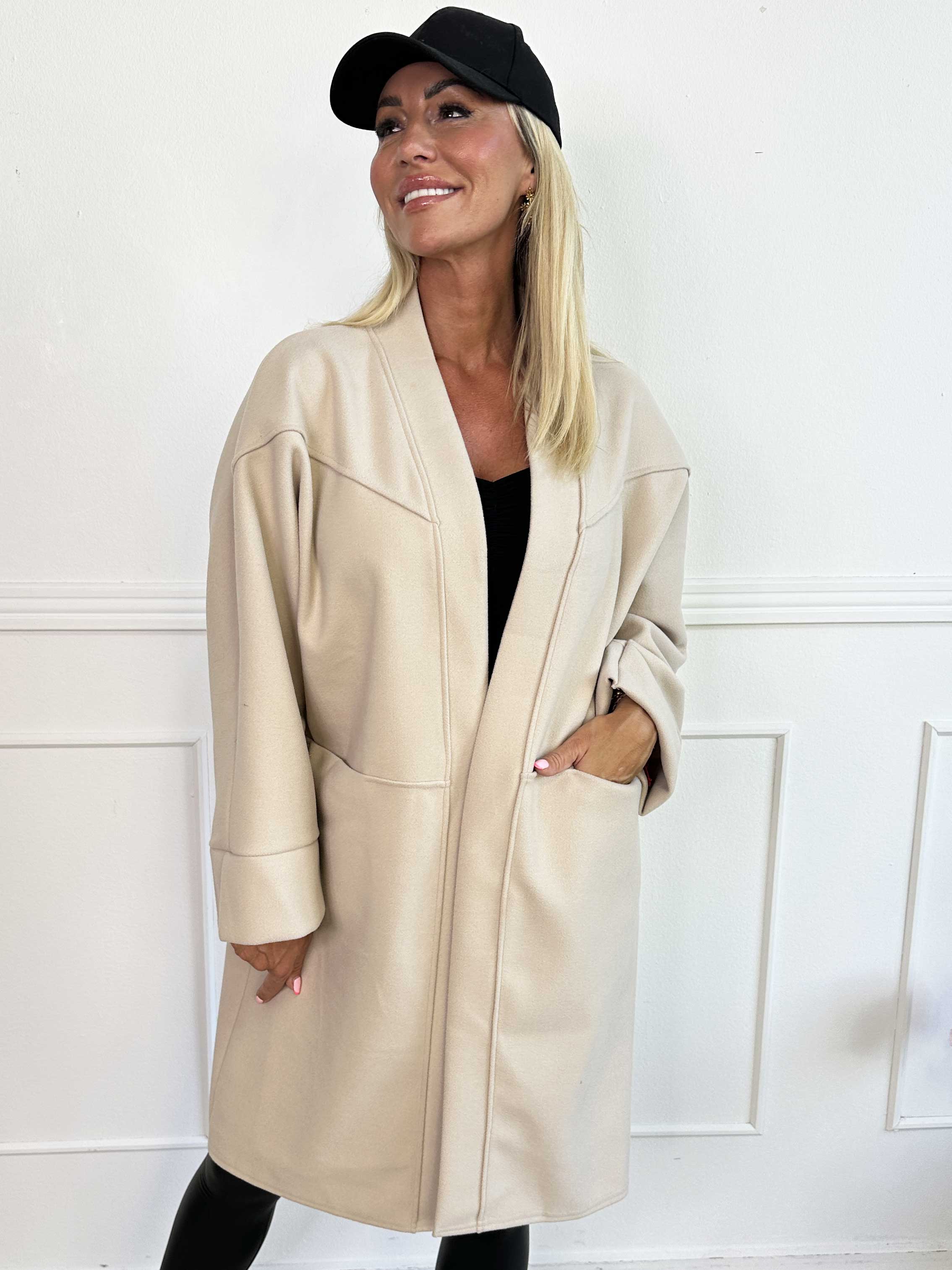 Annah Midi - Oversized kappa med tydliga sömmar och fickor.