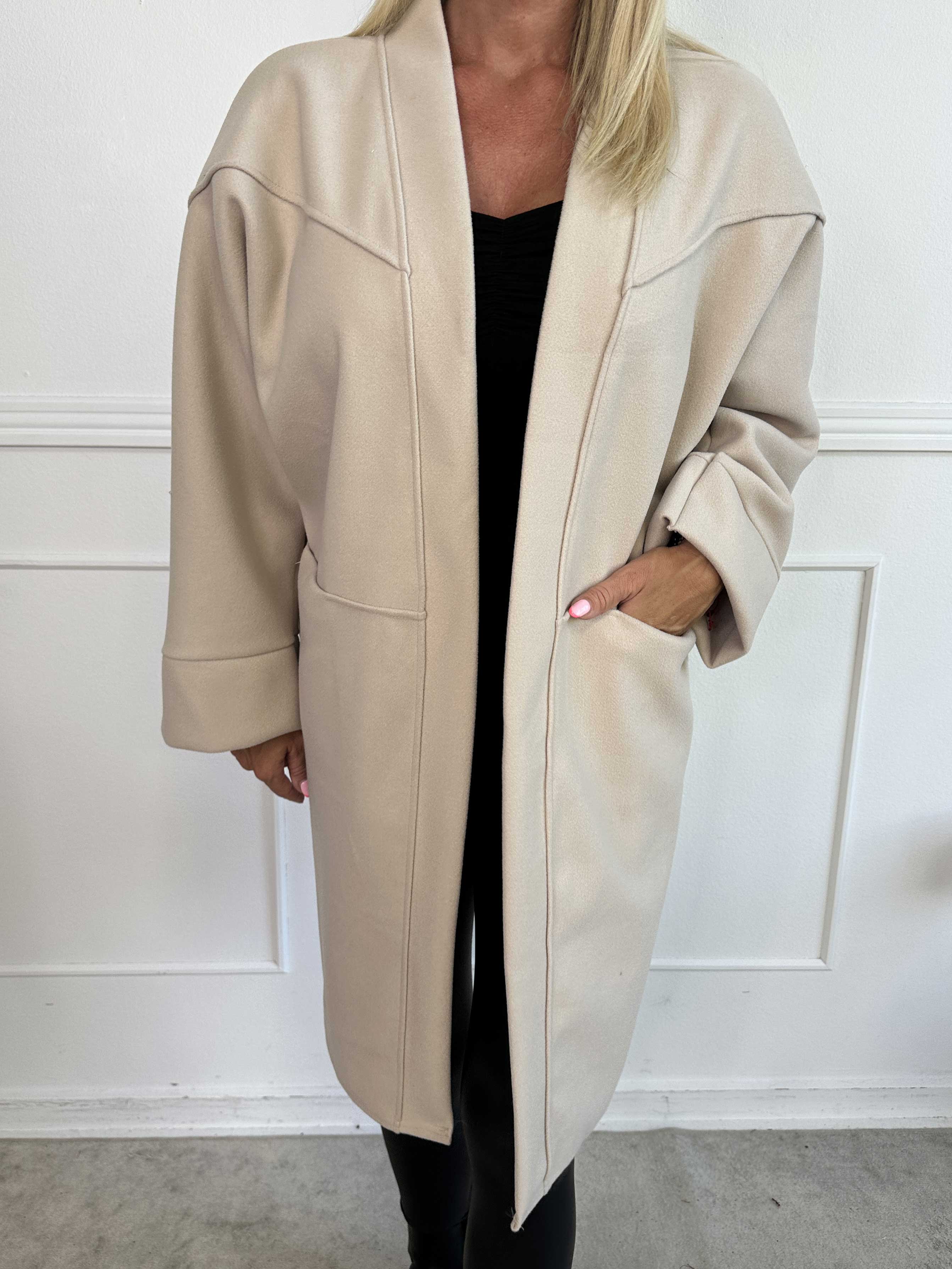 Annah Midi - Oversized kappa med tydliga sömmar och fickor.