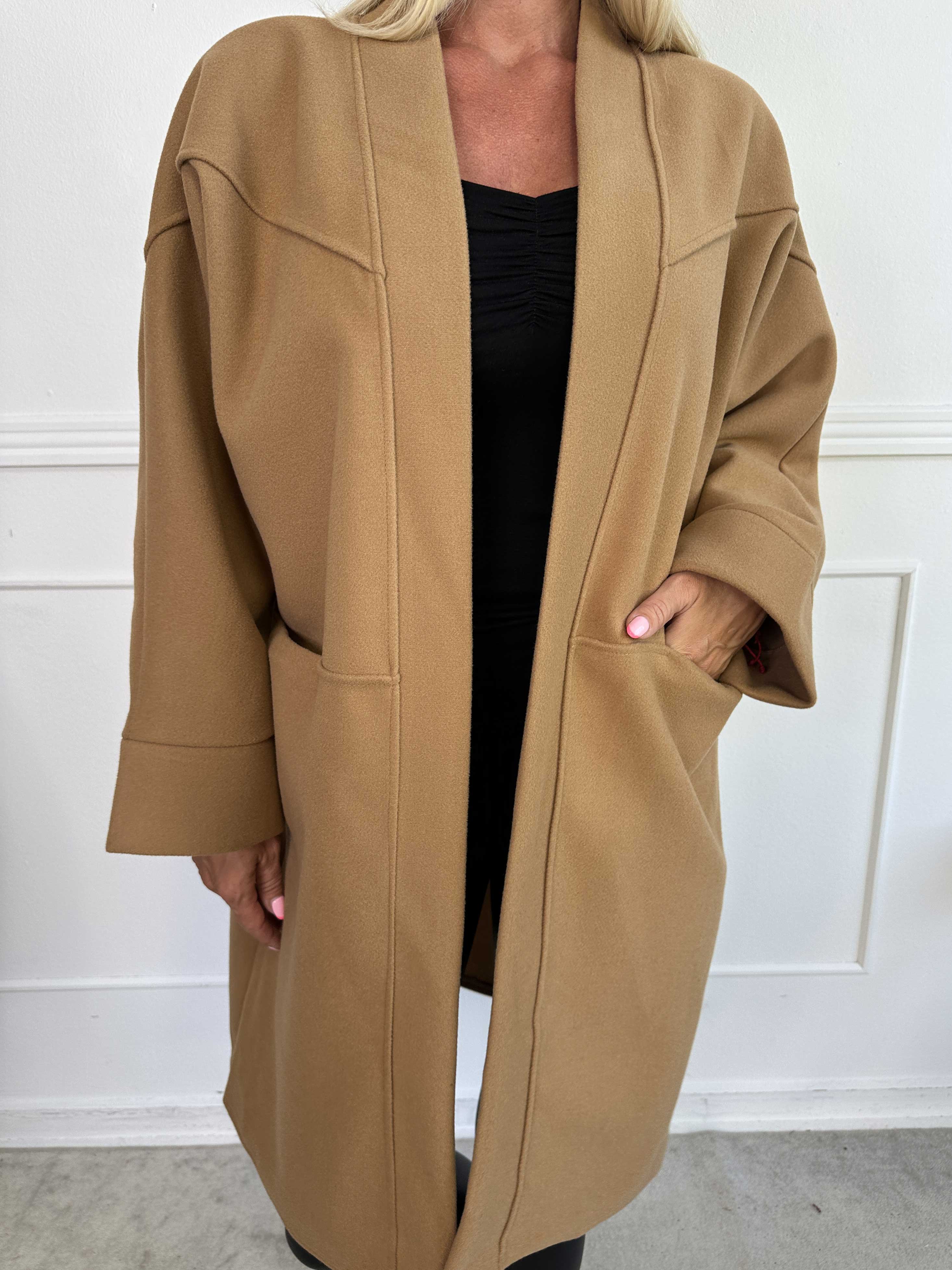 Annah Midi - Oversized kappa med tydliga sömmar och fickor.