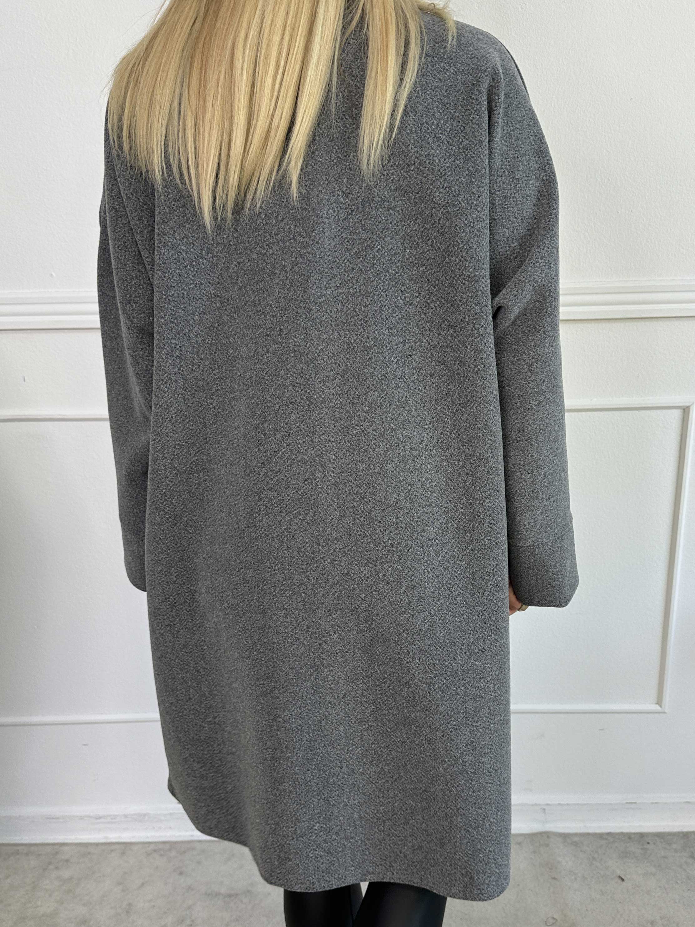 Annah Midi - Oversized kappa med tydliga sömmar och fickor.