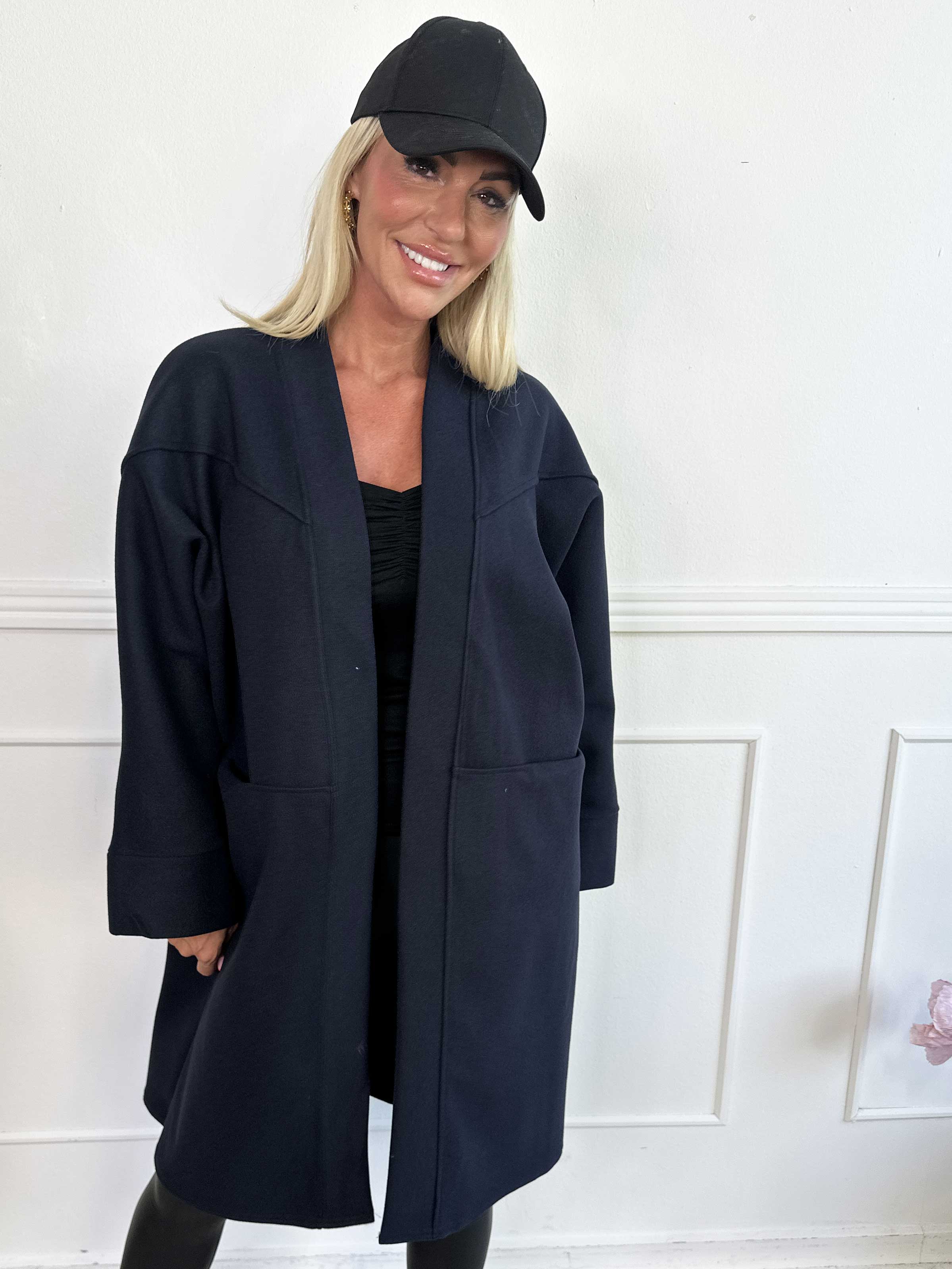 Annah Midi - Oversized kappa med tydliga sömmar och fickor.
