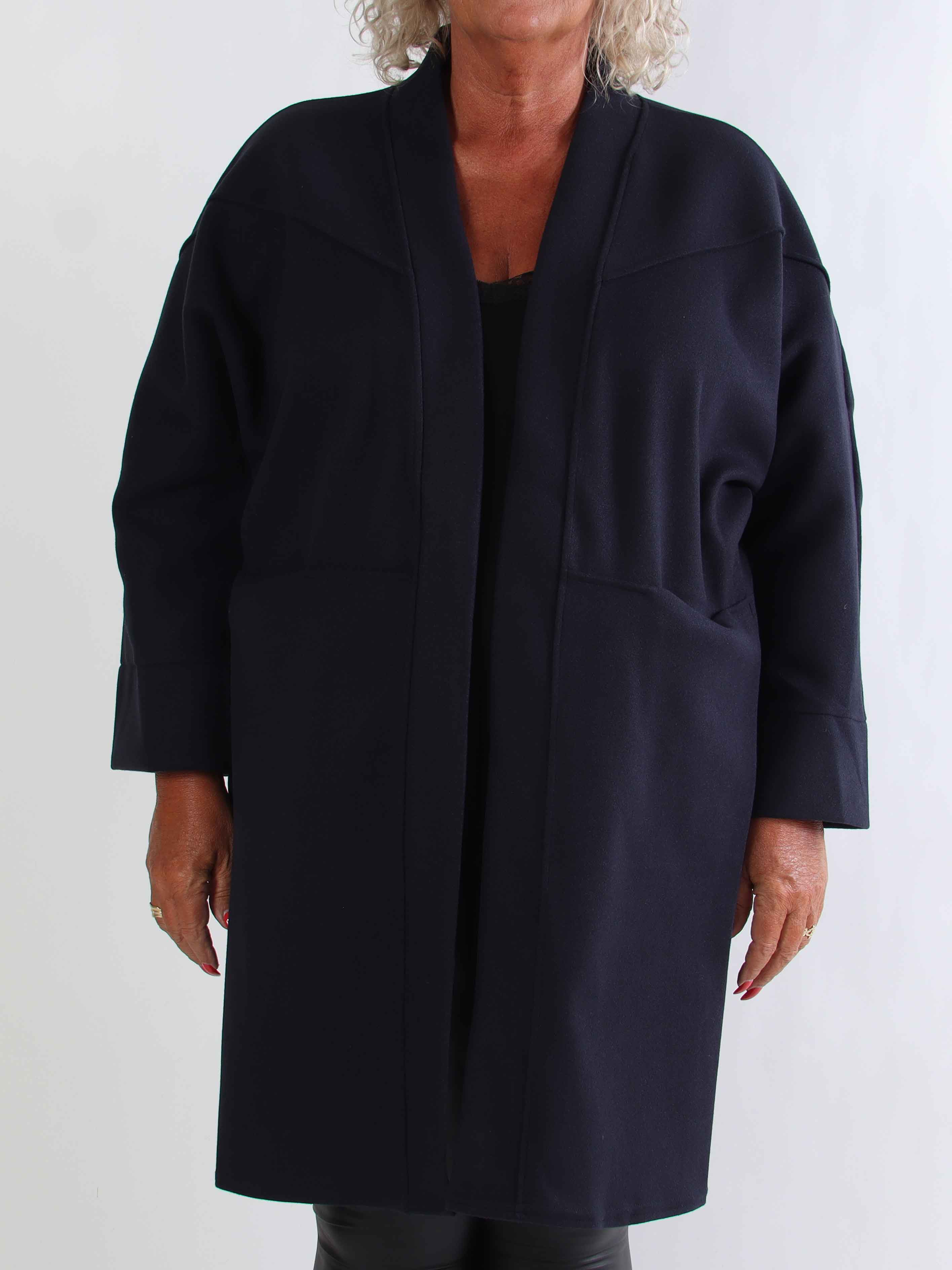 Annah Midi - Plus size kappa med tydliga sömmar och fickor