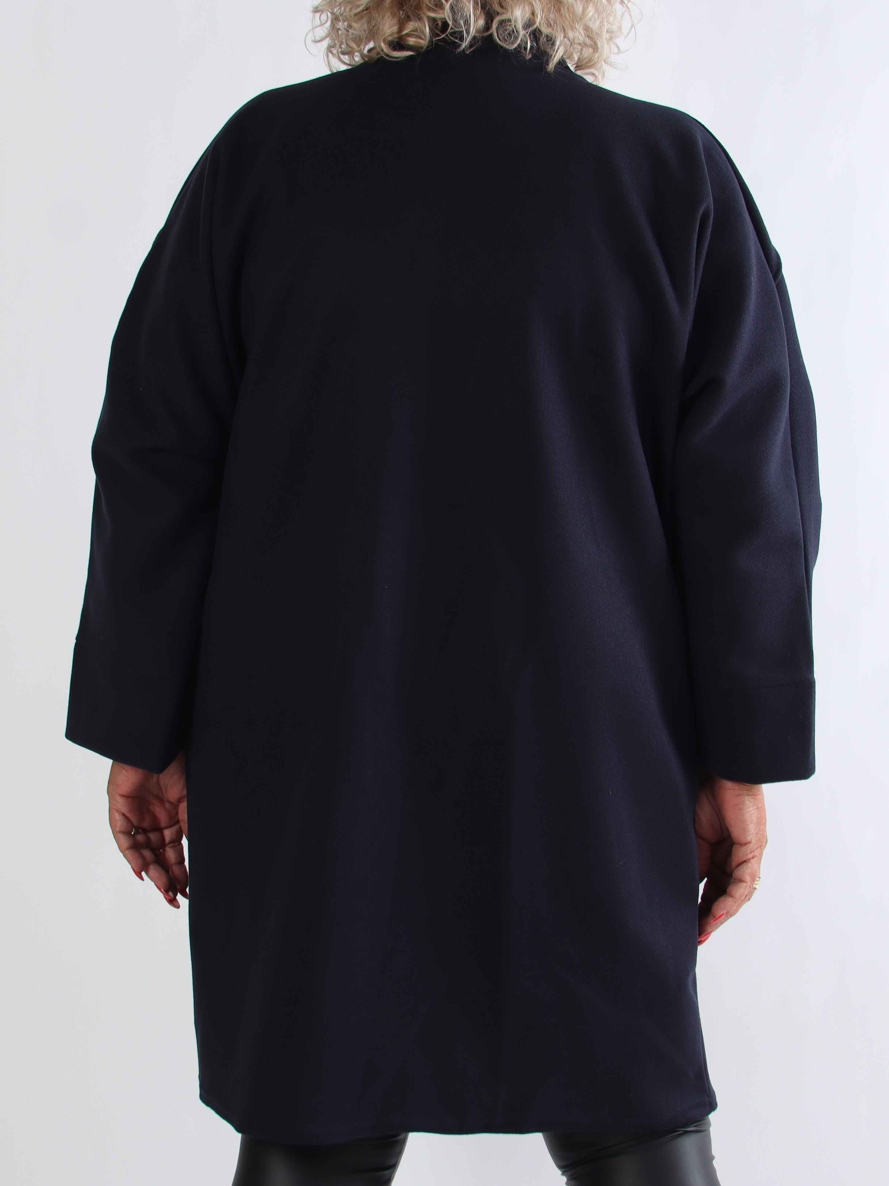 Annah Midi - Plus size kappa med tydliga sömmar och fickor