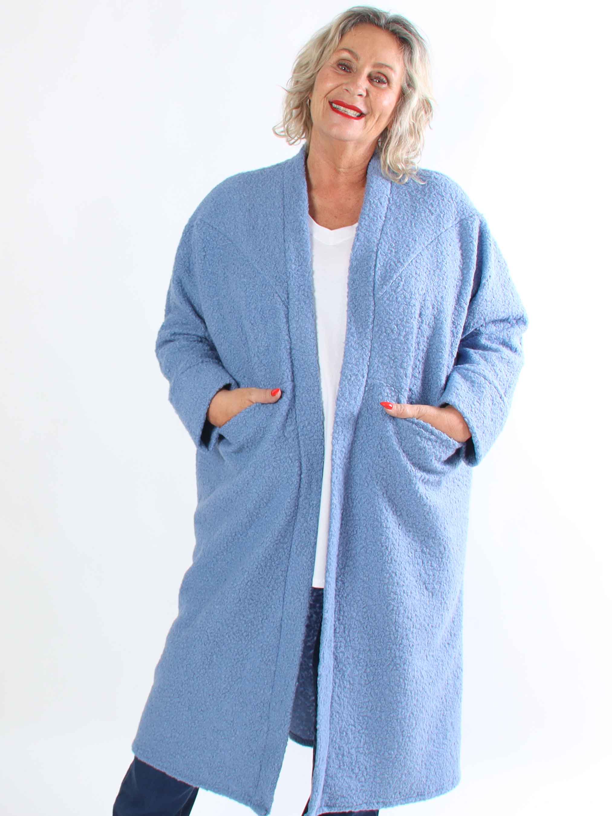 Annah Teddy - Plus size kappa i mjukt teddytyg med synliga sömmar och stora fickor