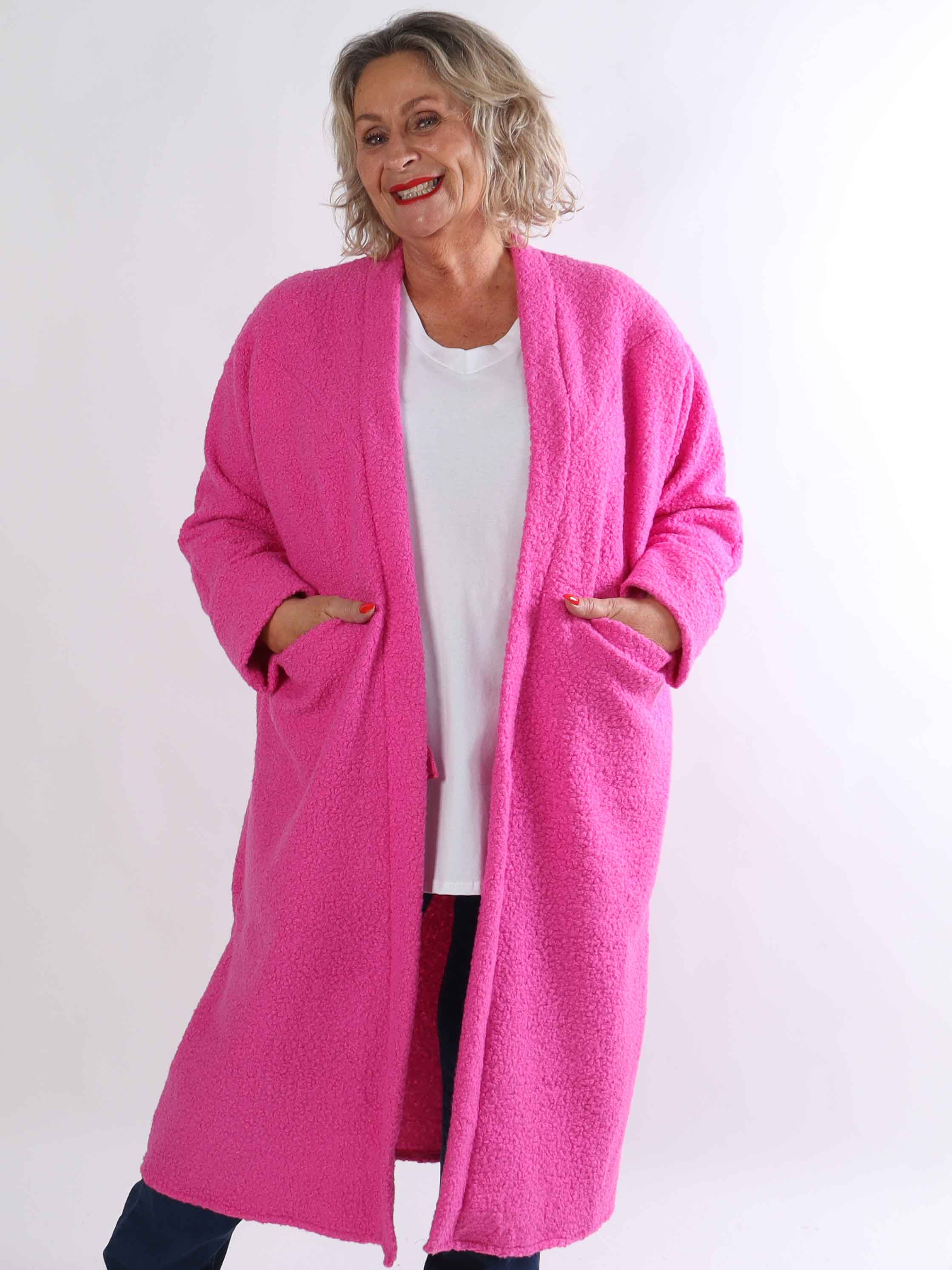 Annah Teddy - Plus size kappa i mjukt teddytyg med synliga sömmar och stora fickor