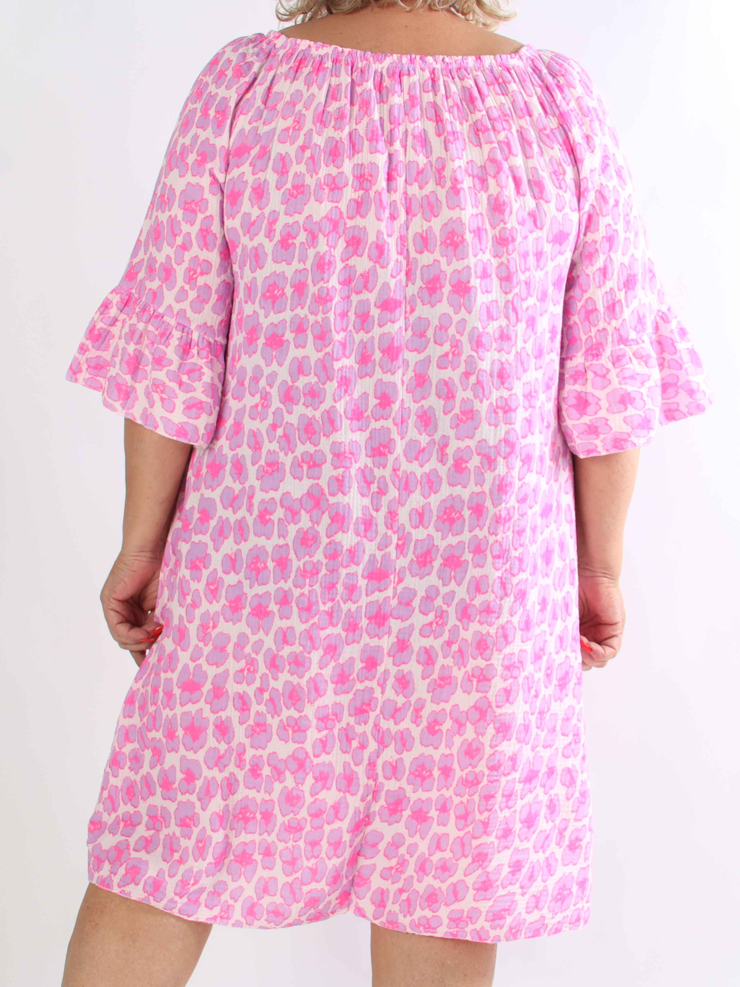 Antonella - Plus size kjole i blødt bomuldsbæk og bølge stof med et fint leoprint