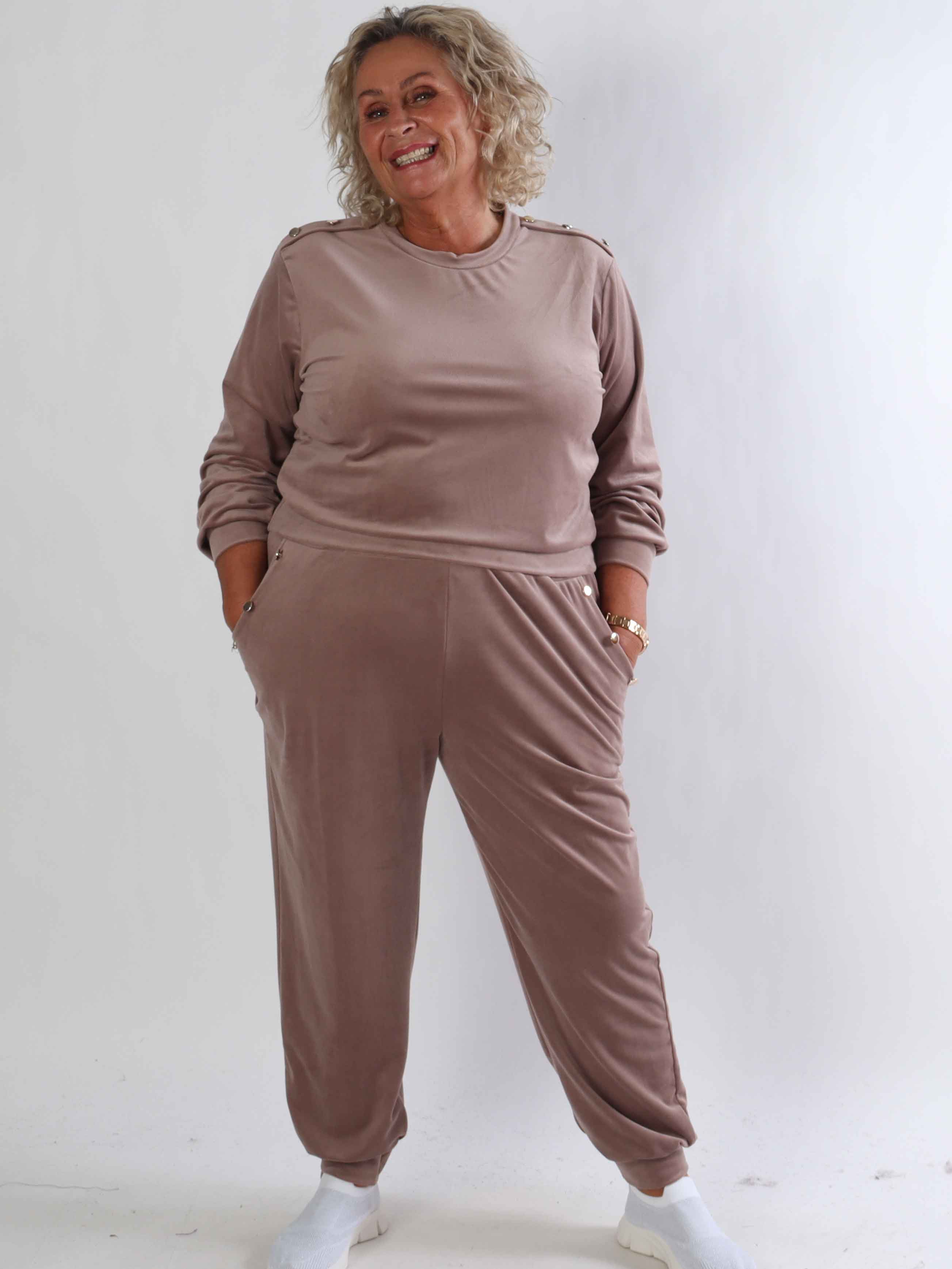 Arina - Plus size mjukisset i velour med guldknappar