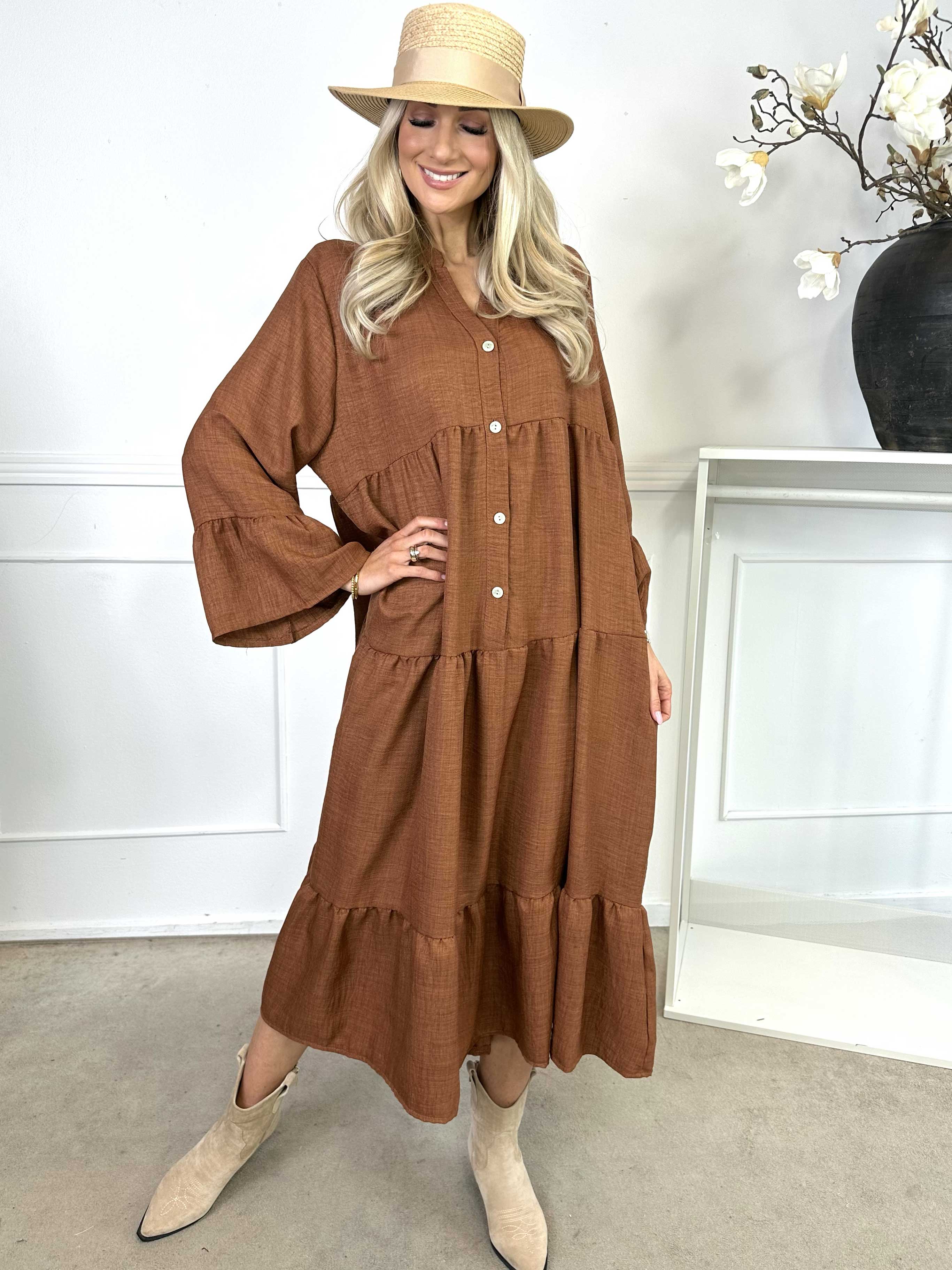 Arjana - Söt klänning med lager i lagerlook och knappar